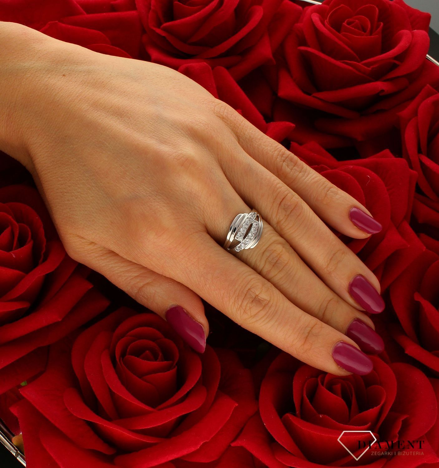 Złoty pierścionek 585 zaręczynowy białe złoto DIA-PRS-5072B-585. Cyrkonia przepięknie błyszczy się na tle białego złota. Piękny pierścionek wykonany z wysokiej jakości złota próby 585. Pierścionek idealny na zaręczyny (4).jpg