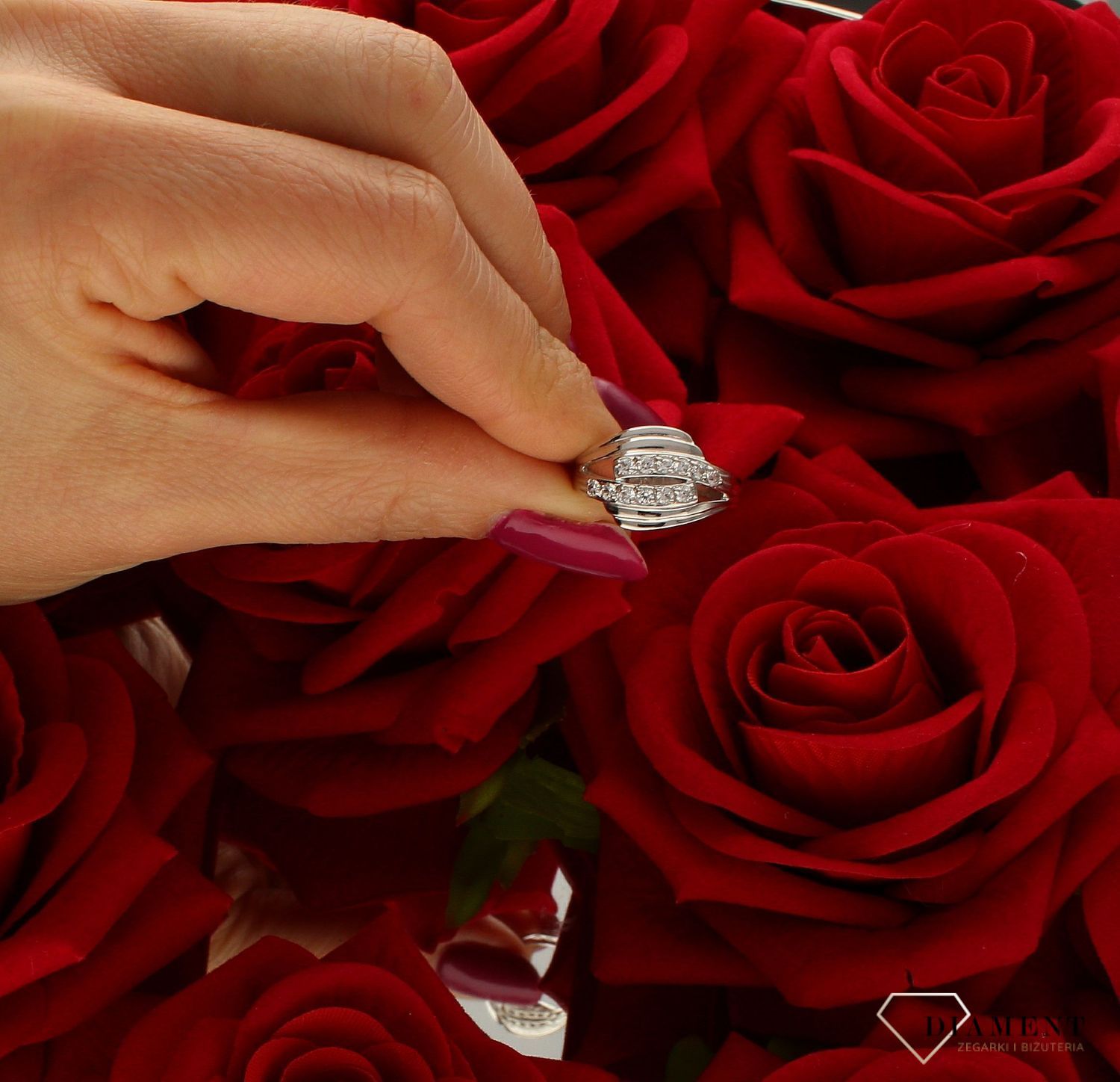 Złoty pierścionek 585 zaręczynowy białe złoto DIA-PRS-5072B-585. Cyrkonia przepięknie błyszczy się na tle białego złota. Piękny pierścionek wykonany z wysokiej jakości złota próby 585. Pierścionek idealny na zaręczyny (4).jpg