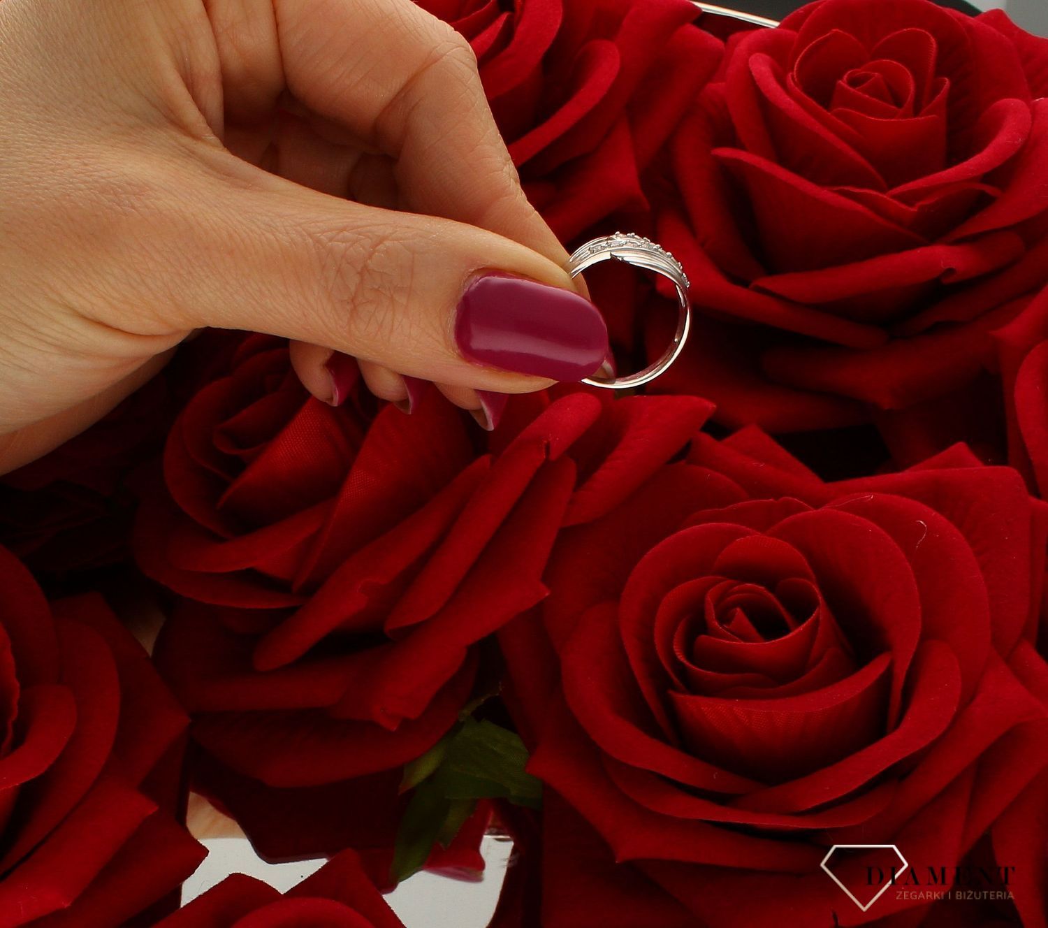 Złoty pierścionek 585 zaręczynowy białe złoto DIA-PRS-5072B-585. Cyrkonia przepięknie błyszczy się na tle białego złota. Piękny pierścionek wykonany z wysokiej jakości złota próby 585. Pierścionek idealny na zaręczyny (4).jpg