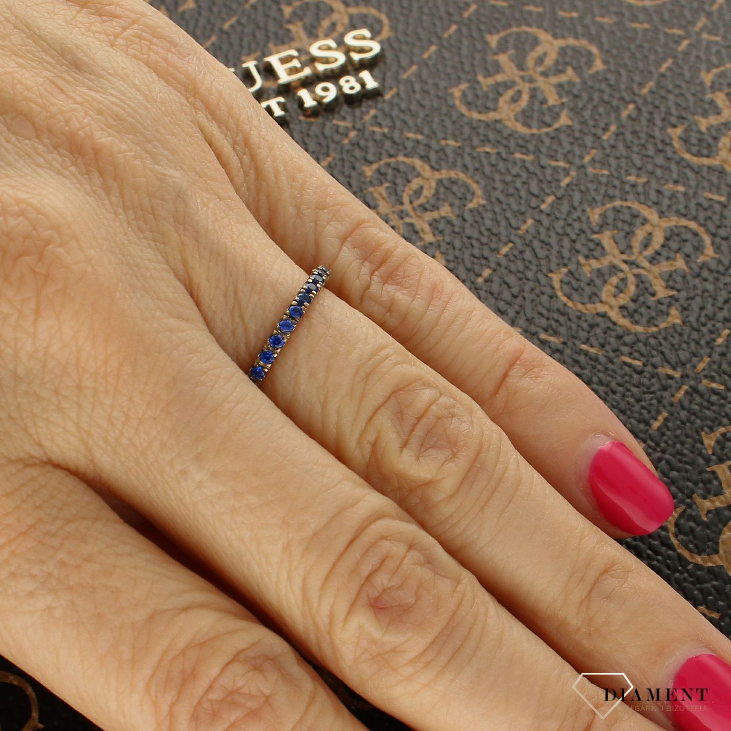 Złoty pierścionek obrączka z niebieskimi cyrkoniami DIA-PRS-5073-333. Złoty pierścionek obrączka z niebieską cyrkonią ozdobiona dookoła. Złoty pierścionek wysoka jakość wy1.jpg