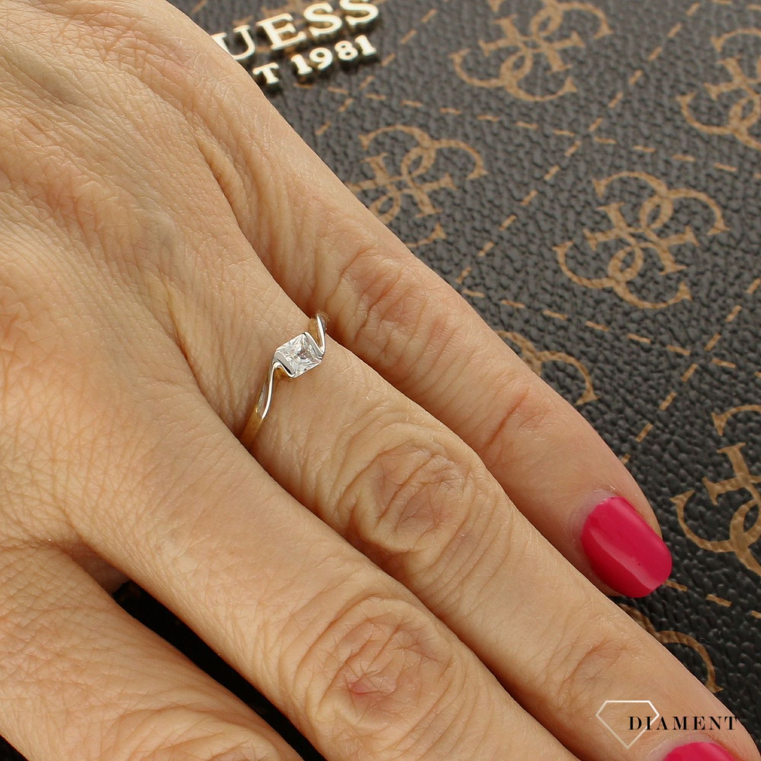 Złoty pierścionek 333 na zaręczyny z cyrkonią.jpg