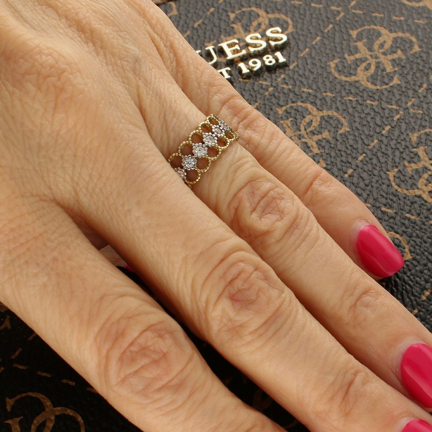 Złoty pierścionek ażurowy z białymi kamieniami DIA-PRS-5076-333. Złote pierścionki Apart.  Ażurowy pierścionek wypełniony przez środek blaskiem cyrkonii. Pierścionek łączy w sobie ponadczasową 1.jpg