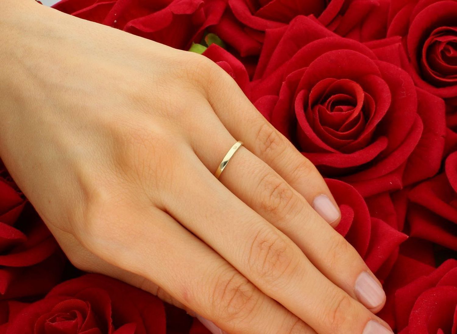 Złoty pierścionek ażurowy z białymi kamieniami DIA-PRS-5076-333. Złote pierścionki Apart.  Ażurowy pierścionek wypełniony przez środek blaskiem cyrkonii. Pierścionek łączy w sobie ponadczasową 1.jpg