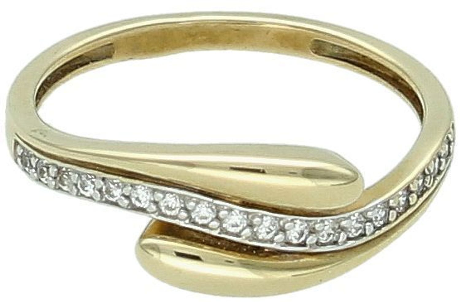 Złoty pierścionek 333 'błyszcząca droga do gwiazd'DIA-PRS-5077-333. Elegancki pierścionek wykonano z żółtego złota ozdobiony pasmem cyrkonii. Dodatek łączy w sobie symbolikę kruszcu i koloru, 1.jpg