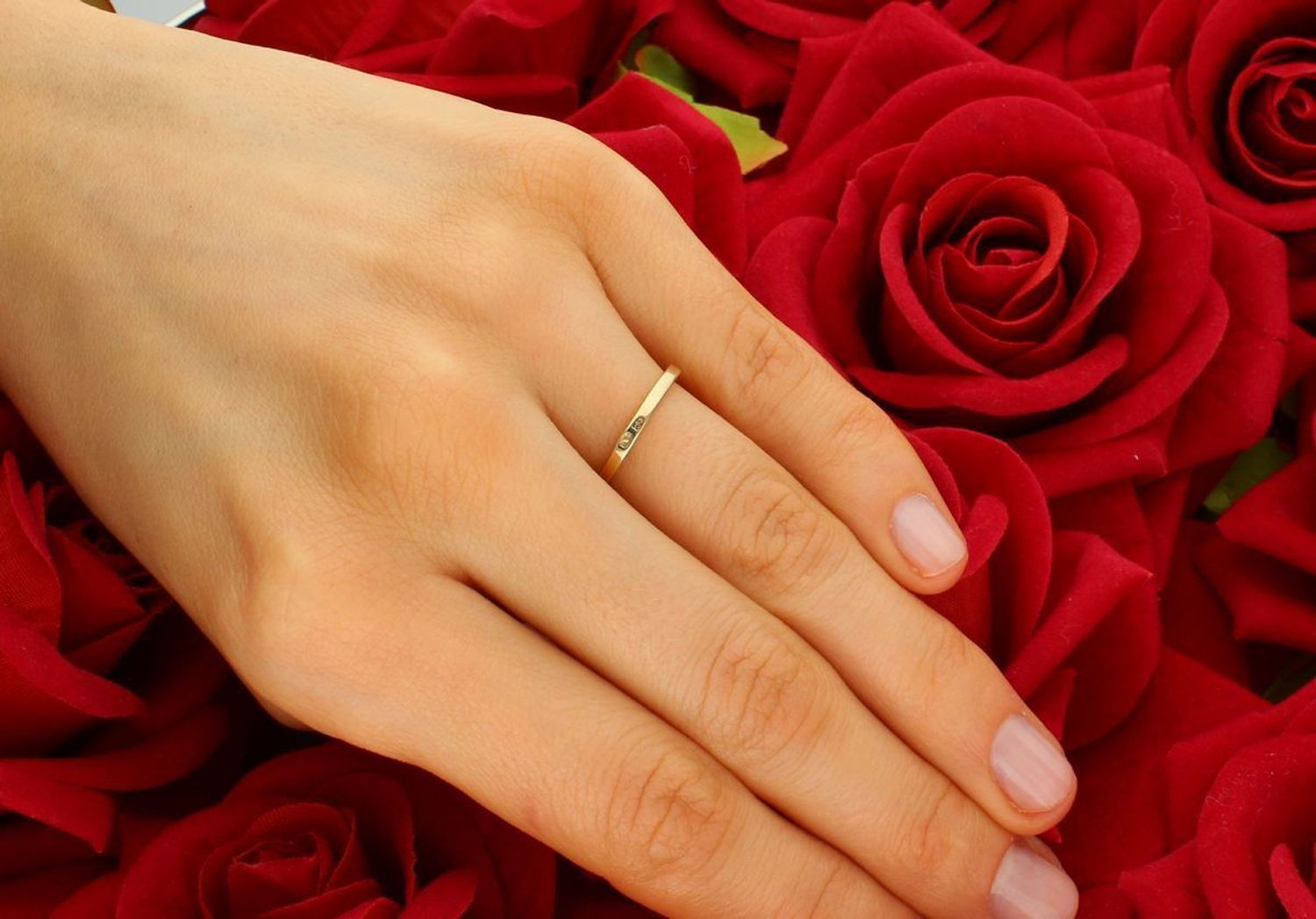 Złoty pierścionek 333 'błyszcząca droga do gwiazd'DIA-PRS-5077-333. Elegancki pierścionek wykonano z żółtego złota ozdobiony pasmem cyrkonii. Dodatek łączy w sobie symbolikę kruszcu i koloru, 1.jpg