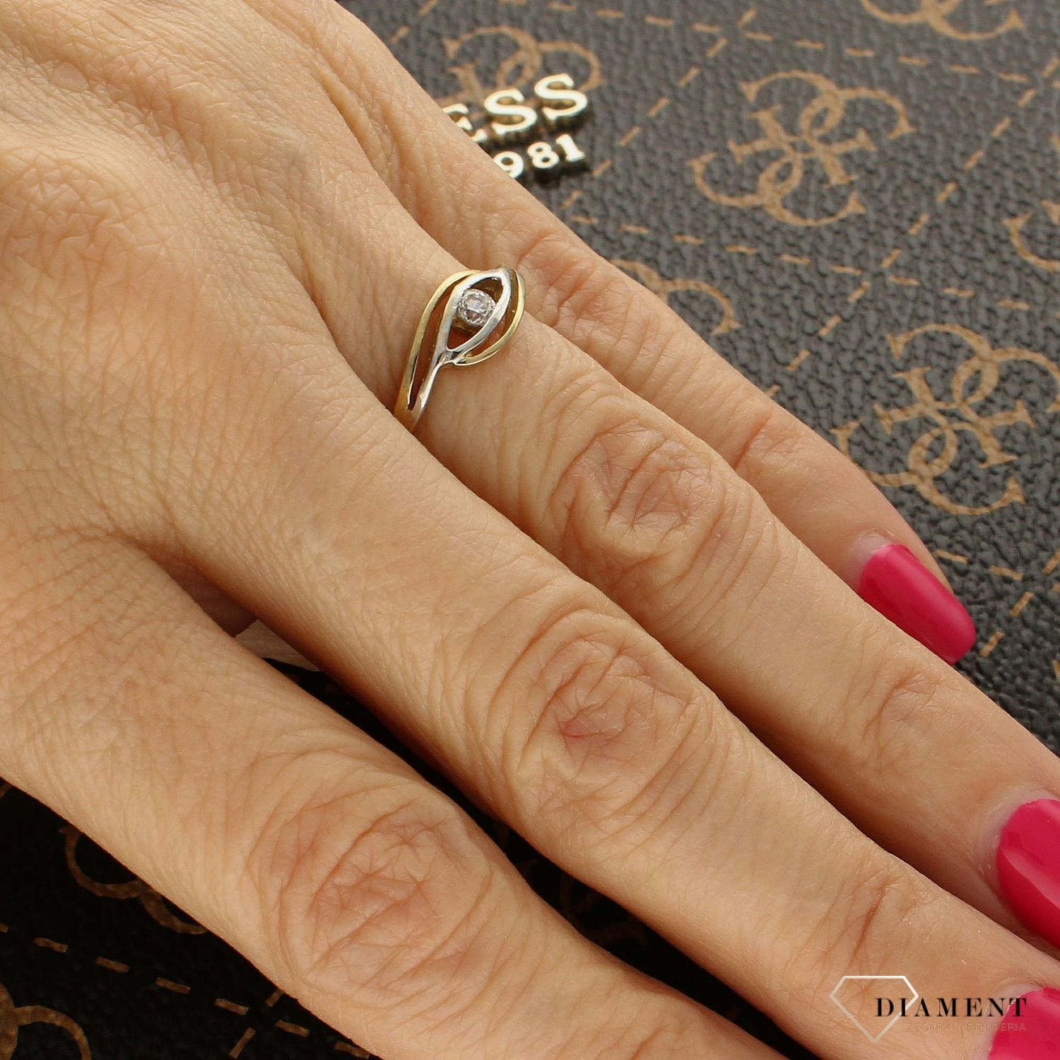 Złoty pierścionek 333 klasyka z cyrkonią DIA-PRS-5078-333. Efektowny złoty pierścionek ozdobiony ponadczasowymi kształtami o gładkiej powierzchni ozdobione cyrkonią. 1.jpg