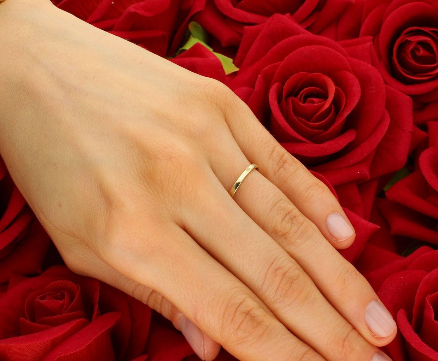 Złoty pierścionek 333 klasyka z cyrkonią DIA-PRS-5078-333. Efektowny złoty pierścionek ozdobiony ponadczasowymi kształtami o gładkiej powierzchni ozdobione cyrkonią. 1.jpg