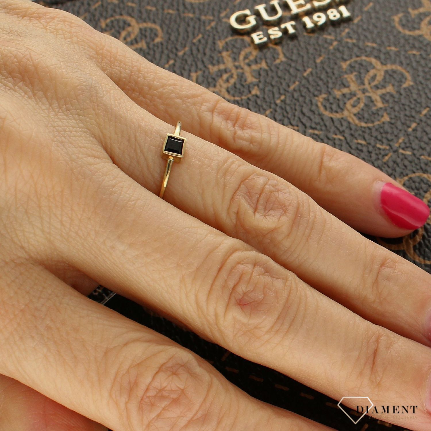 Złoty pierścionek z ciemnogranatową cyrkonią DIA-PRS-5081-333. Żółte złoto, charakteryzuje się ciepłym i subtelnym lśnieniem. 1.jpg