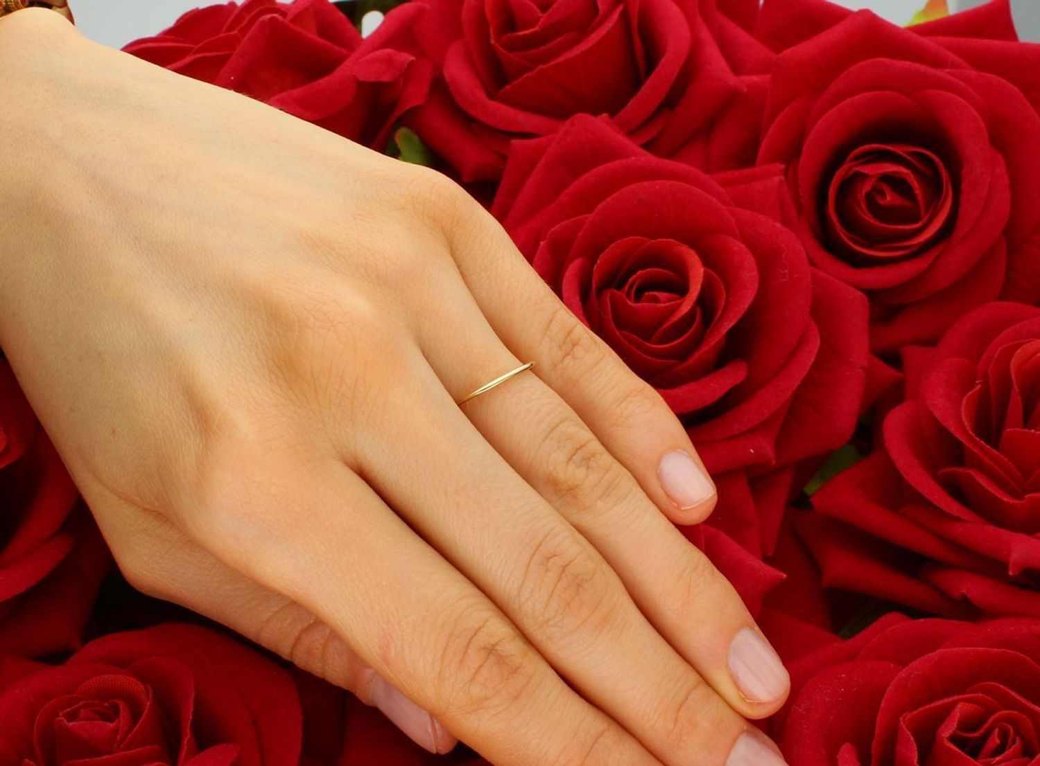 Złoty pierścionek z ciemnogranatową cyrkonią DIA-PRS-5081-333. Żółte złoto, charakteryzuje się ciepłym i subtelnym lśnieniem. 1.jpg