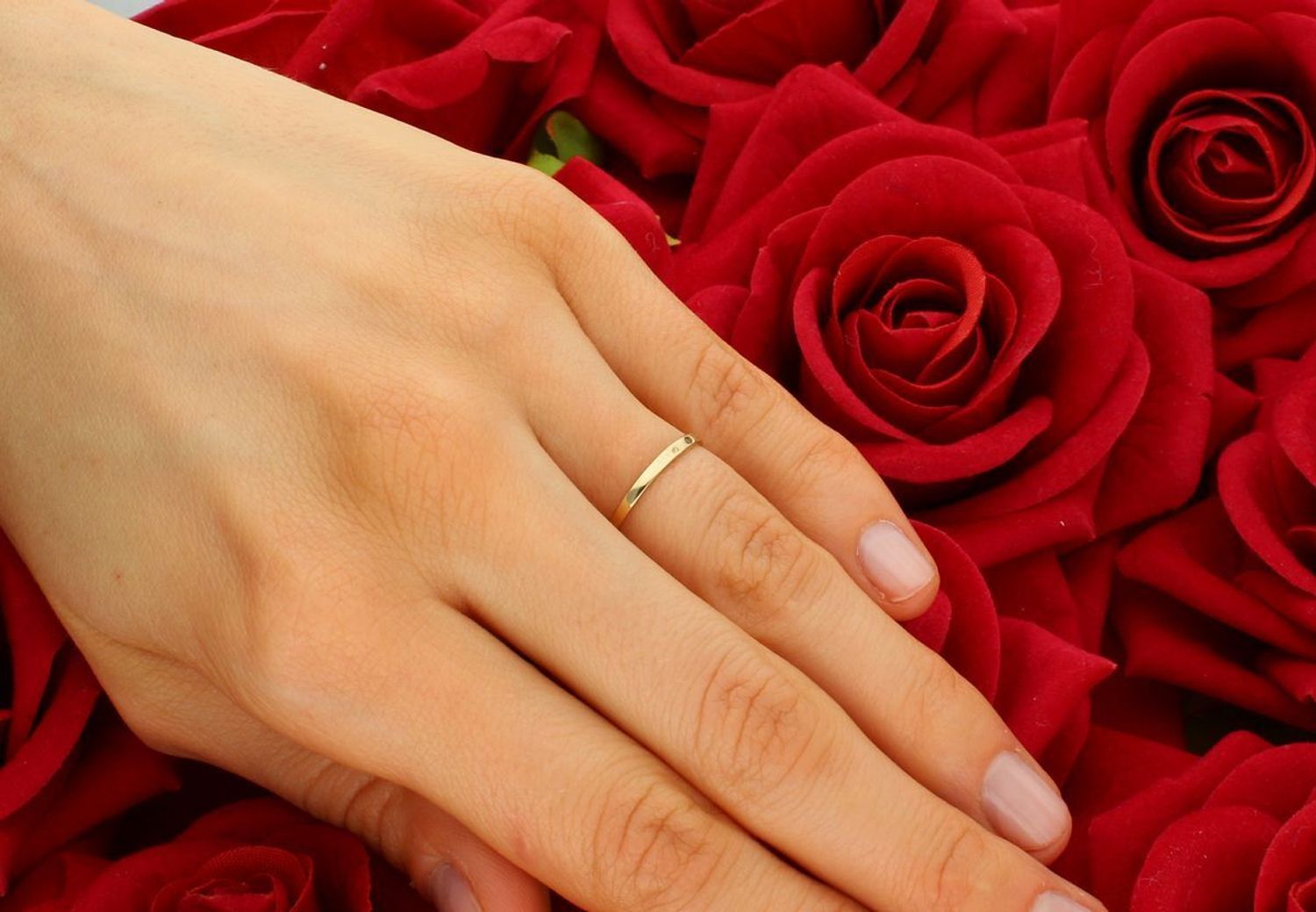 Złoty pierścionek 333 z topazem DIA-PRS-5082-333. Złoty pierścionek o nowoczesnej odsłonie świetnie się sprawdzi na prezent z okazji urodzin, imienin czy rocznicy ślubu. 1.jpg