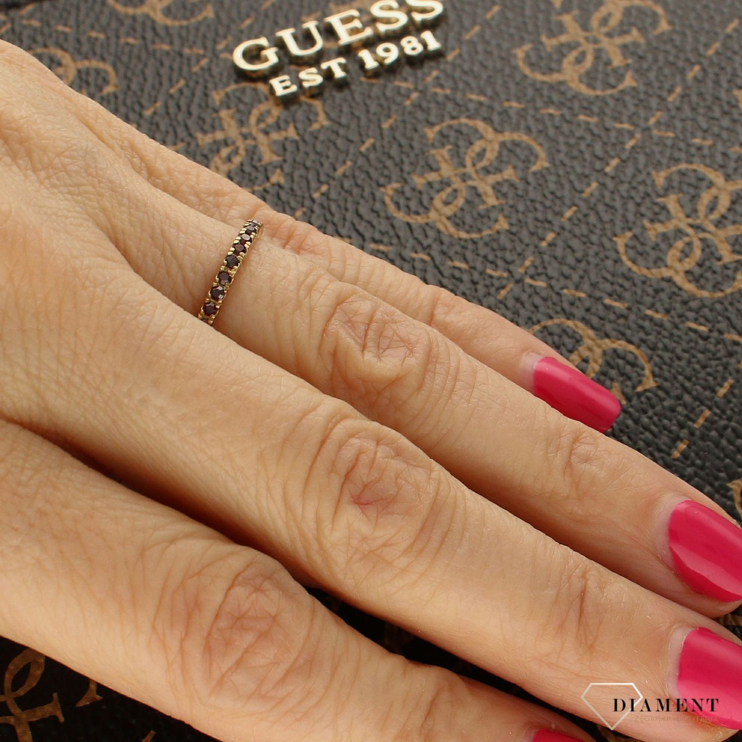 Złoty pierścionek bordowe cyrkonie DIA-PRS-5083-333.jpg