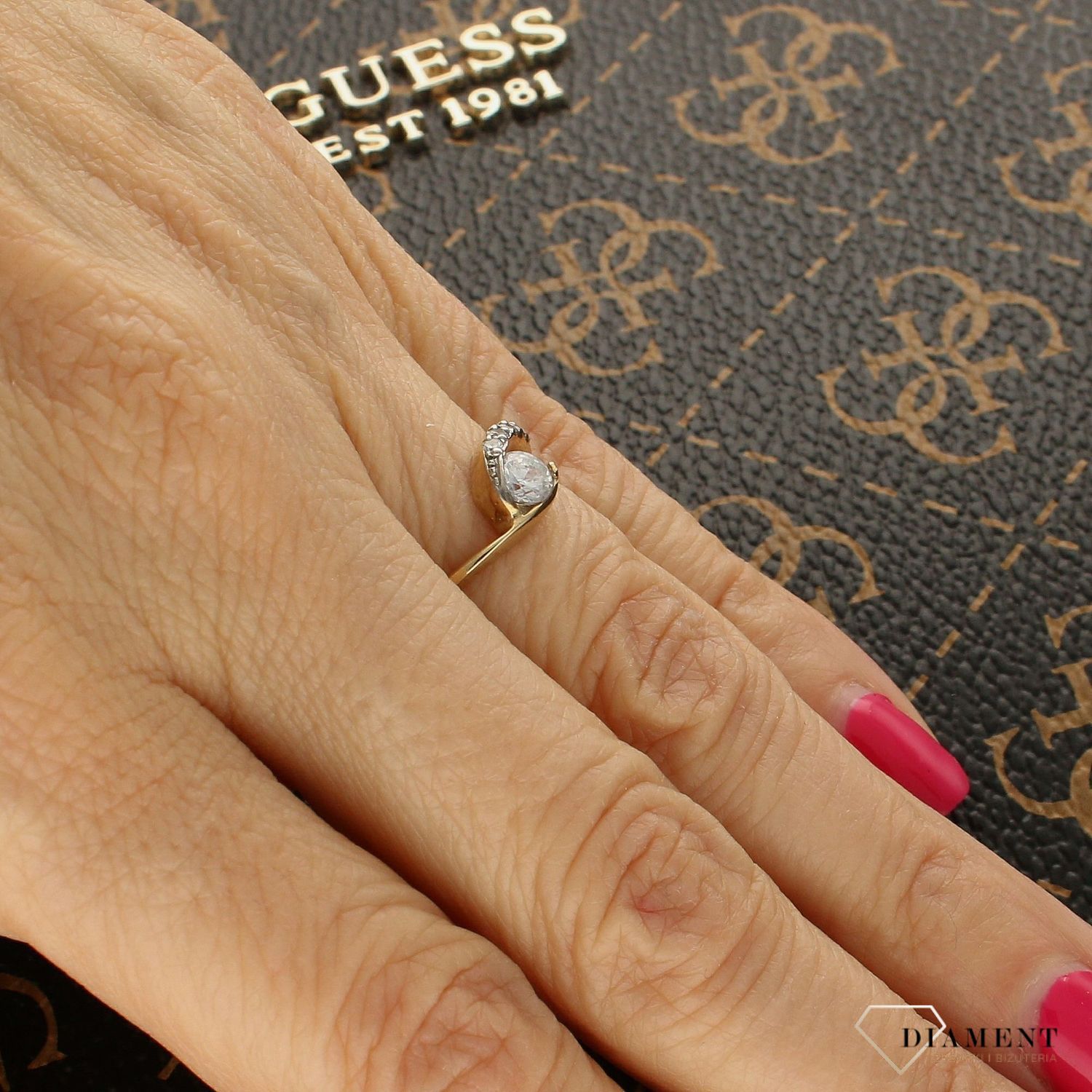 Złoty pierścionek z cyrkoniami DIA-PRS-5085-333.Pierścionki Apart. Biżuteria Apart.  Elegancki pierścionek, który został ozdobiony błyszczącą, dużą cyrkonią oraz kilkoma mniejszymi. Na prezent.1.jpg