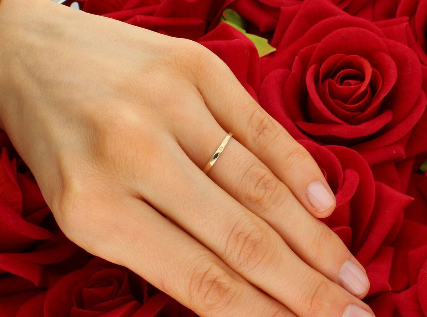 Złoty pierścionek z cyrkoniami DIA-PRS-5085-333.Pierścionki Apart. Biżuteria Apart.  Elegancki pierścionek, który został ozdobiony błyszczącą, dużą cyrkonią oraz kilkoma mniejszymi. Na prezent.1.jpg