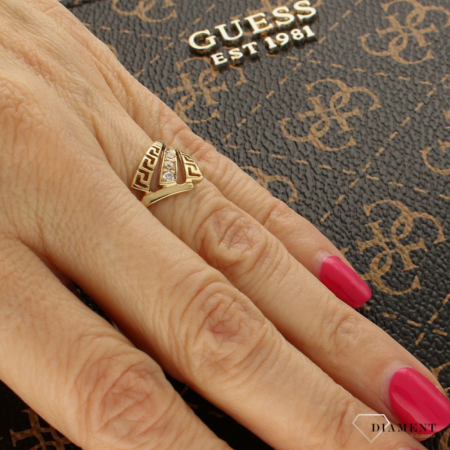 Złoty pierścionek cyrkonie i droga grecka DIA-PRS-5086-333. Złoty pierścionek o nietypowym trójkątnym kształcie. Droga grecka.  1.jpg