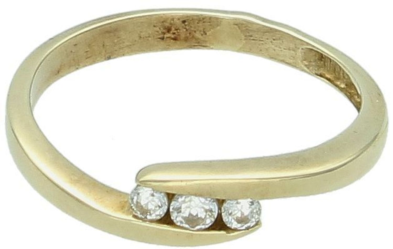 Złoty pierścionek zaręczynowy z cyrkoniami DIA-PRS-5088-333.  Złoty pierścionek o nowoczesnej odsłonie świetnie się sprawdzi na prezent z okazji urodzin, imienin czy rocznicy ślubu. Pierścionek.jpg