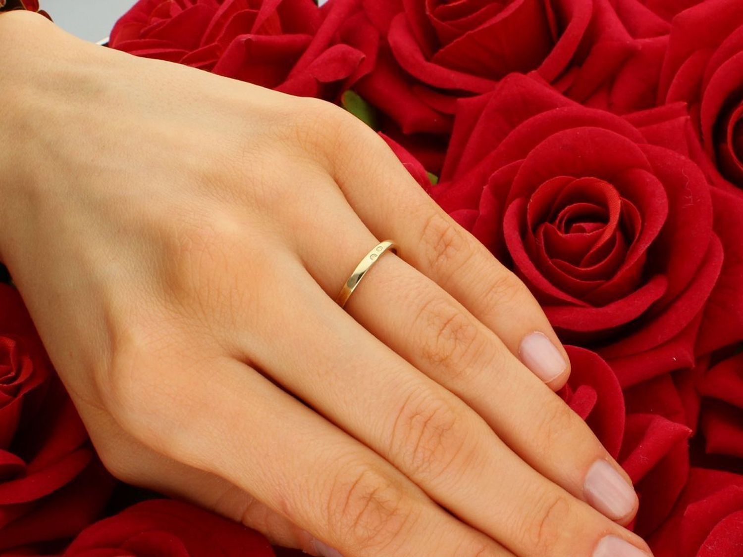 Złoty pierścionek zaręczynowy z cyrkoniami DIA-PRS-5088-333.  Złoty pierścionek o nowoczesnej odsłonie świetnie się sprawdzi na prezent z okazji urodzin, imienin czy rocznicy ślubu. Pierścionek.jpg