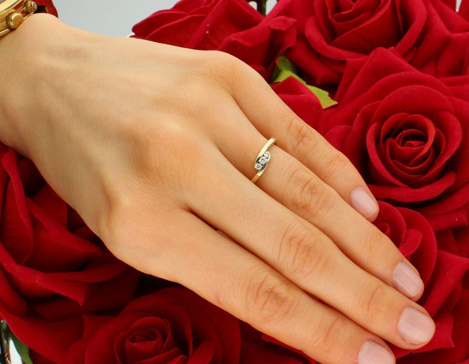 Złoty pierścionek zaręczynowy z cyrkoniami DIA-PRS-5088-333.  Złoty pierścionek o nowoczesnej odsłonie świetnie się sprawdzi na prezent z okazji urodzin, imienin czy rocznicy ślubu. Pierścionek.jpg