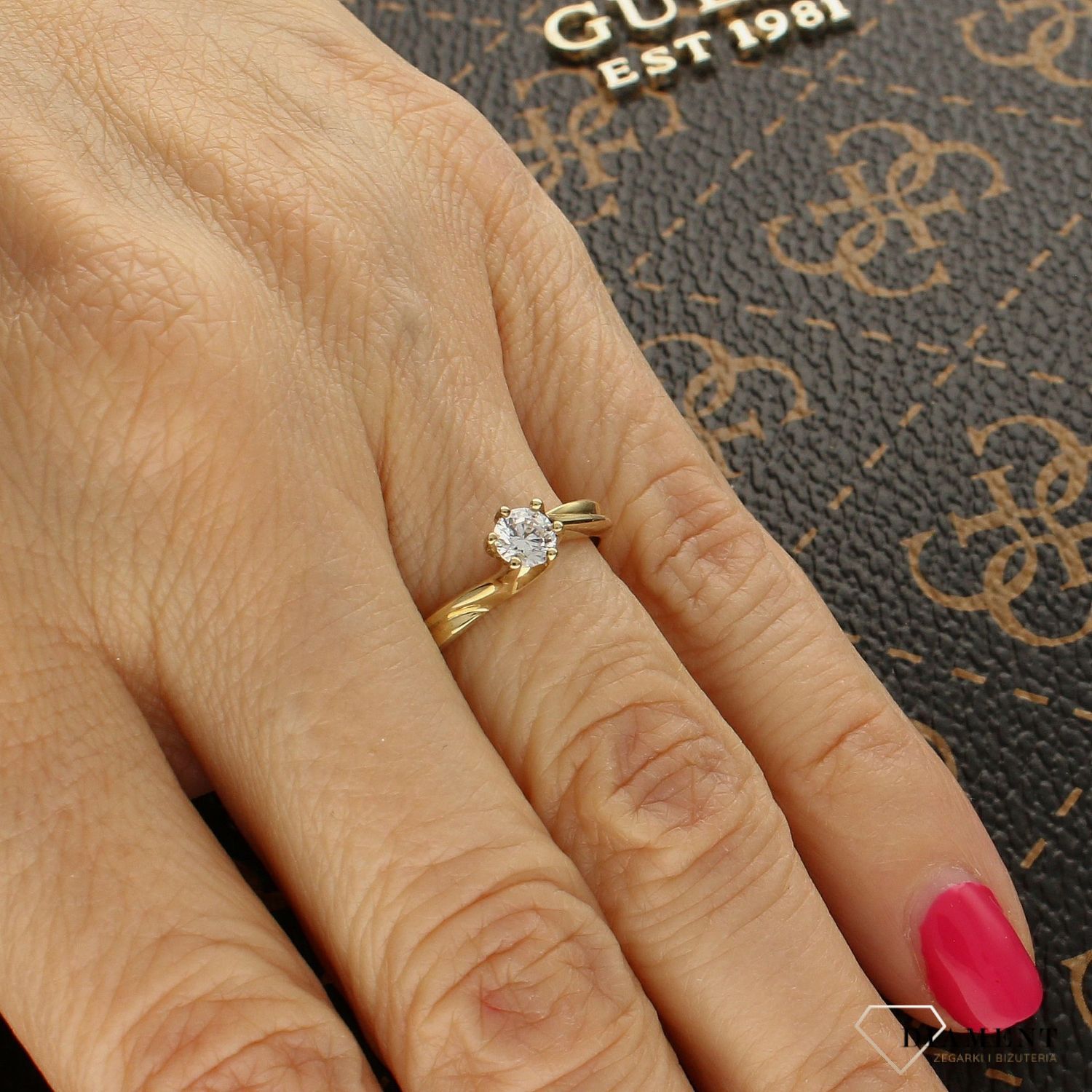 Złoty pierścionek zaręczynowy z okrągłą cyrkonią DIA-PRS-5091-333. Klasyczny pierścionek wykonano z żółtego złota ozdobiony dużą cyrkonią. Na prezent.  1.jpg