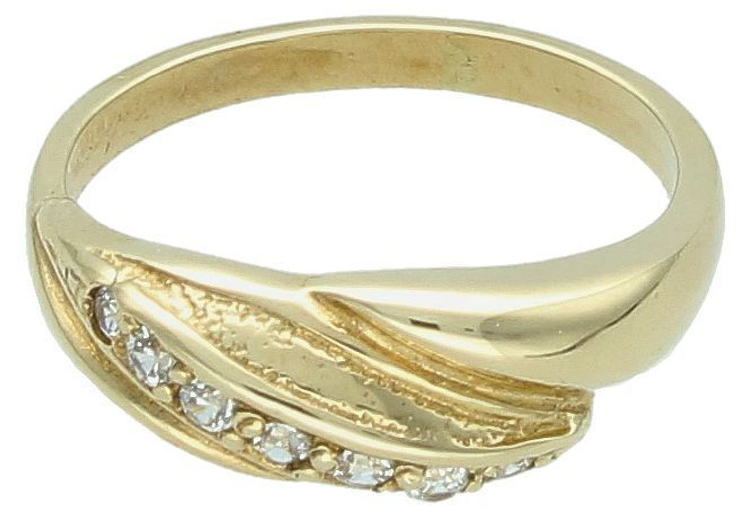 Złoty pierścionek o falistym kształcie ozdobiony cyrkoniami.jpg