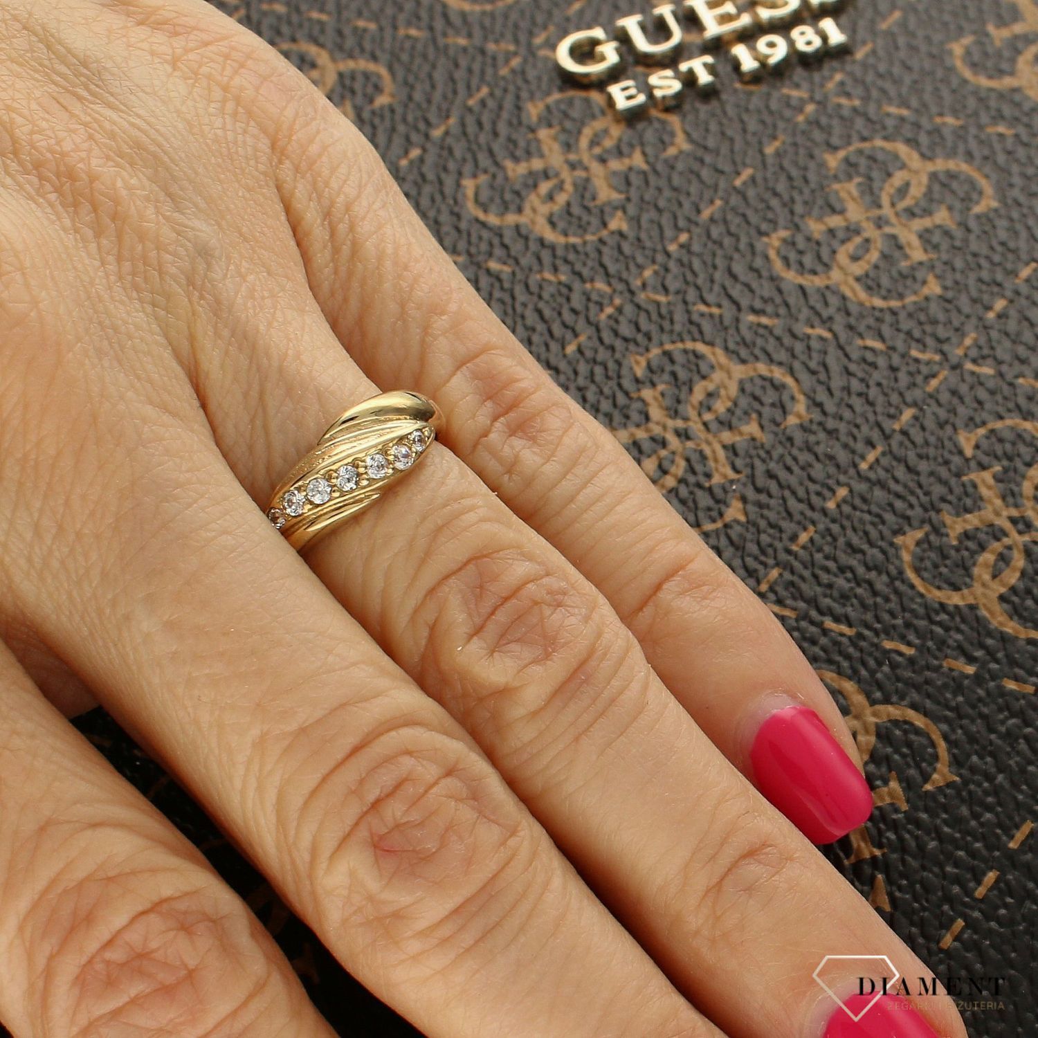 Złoty pierścionek o falistym kształcie ozdobiony cyrkoniami.jpg