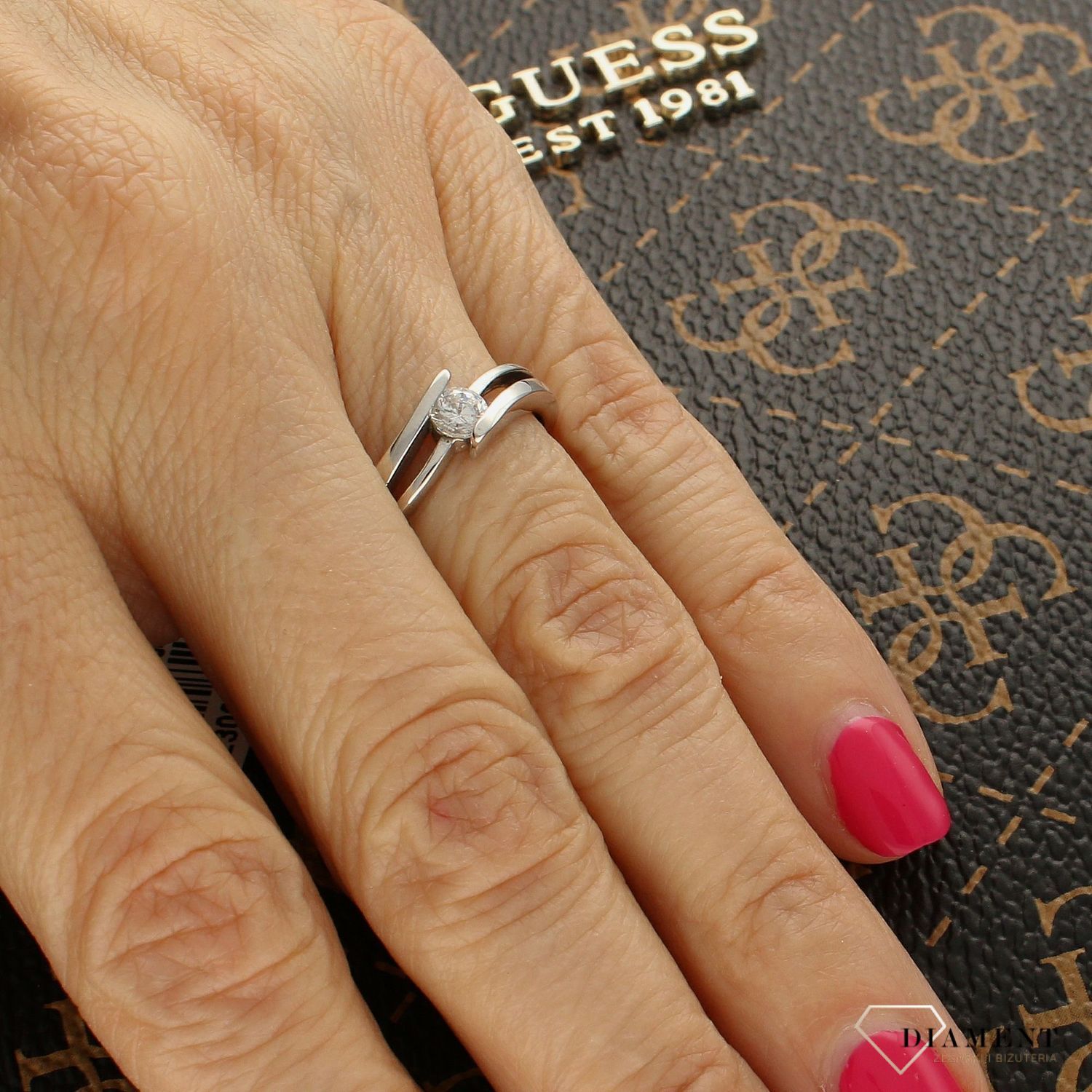 Złoty pierścionek białe złoto z cyrkonią DIA-PRS-5094-333. Pierścionki Apart. Biżuteria Apart. Złoty pierścionek o nowoczesnej odsłonie świetnie się sprawdzi na prezent z okazji 1.jpg