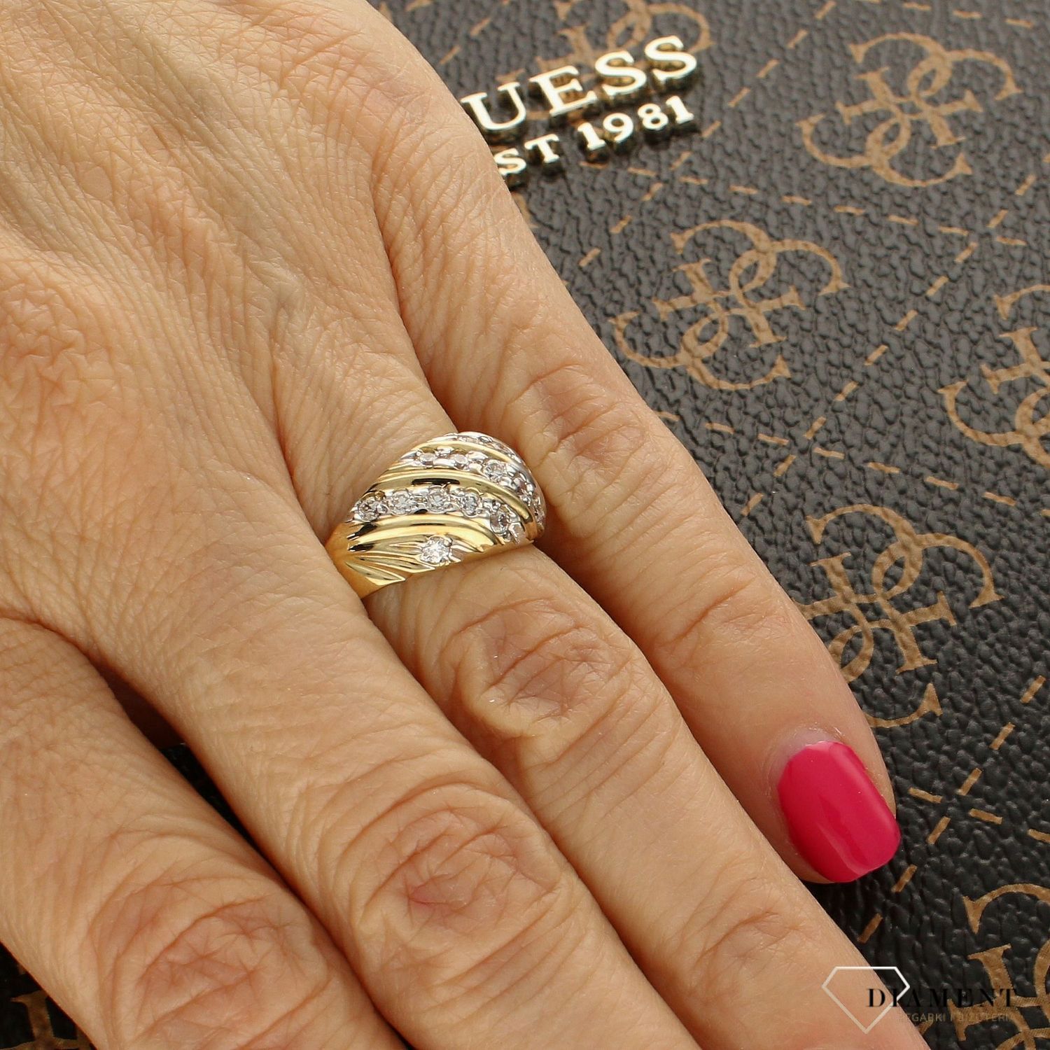 Złoty pierścionek owalny ozdobiony cyrkoniami DIA-PRS-5095-333.jpg