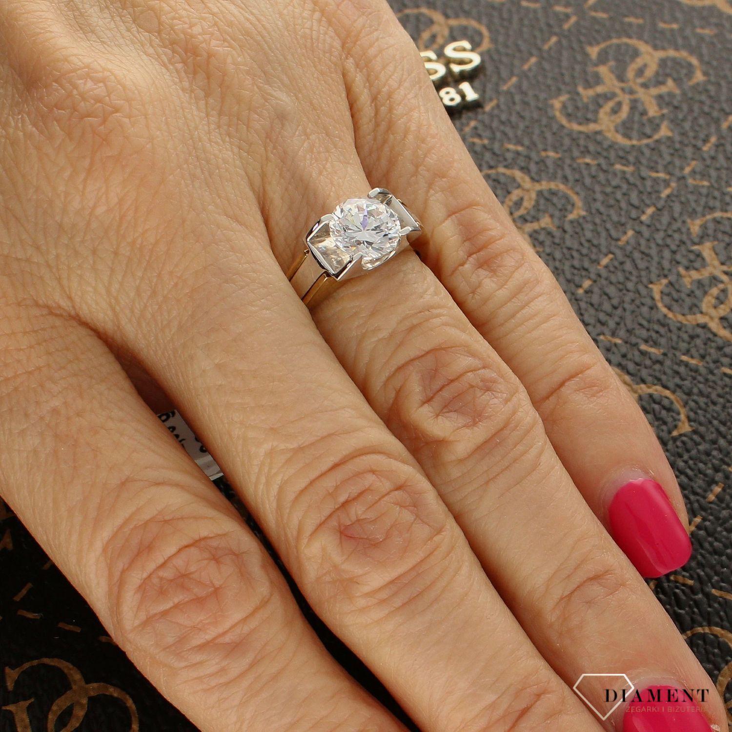 Złoty pierścionek zaręczynowy 'Efektowna cyrkonia' DIA-PRS-5096-333. Złoty pierścionek w klasycznej odsłonie świetnie się sprawdzi na prezent z okazji urodzin, imienin czy rocznicy ślubu. 1.jpg