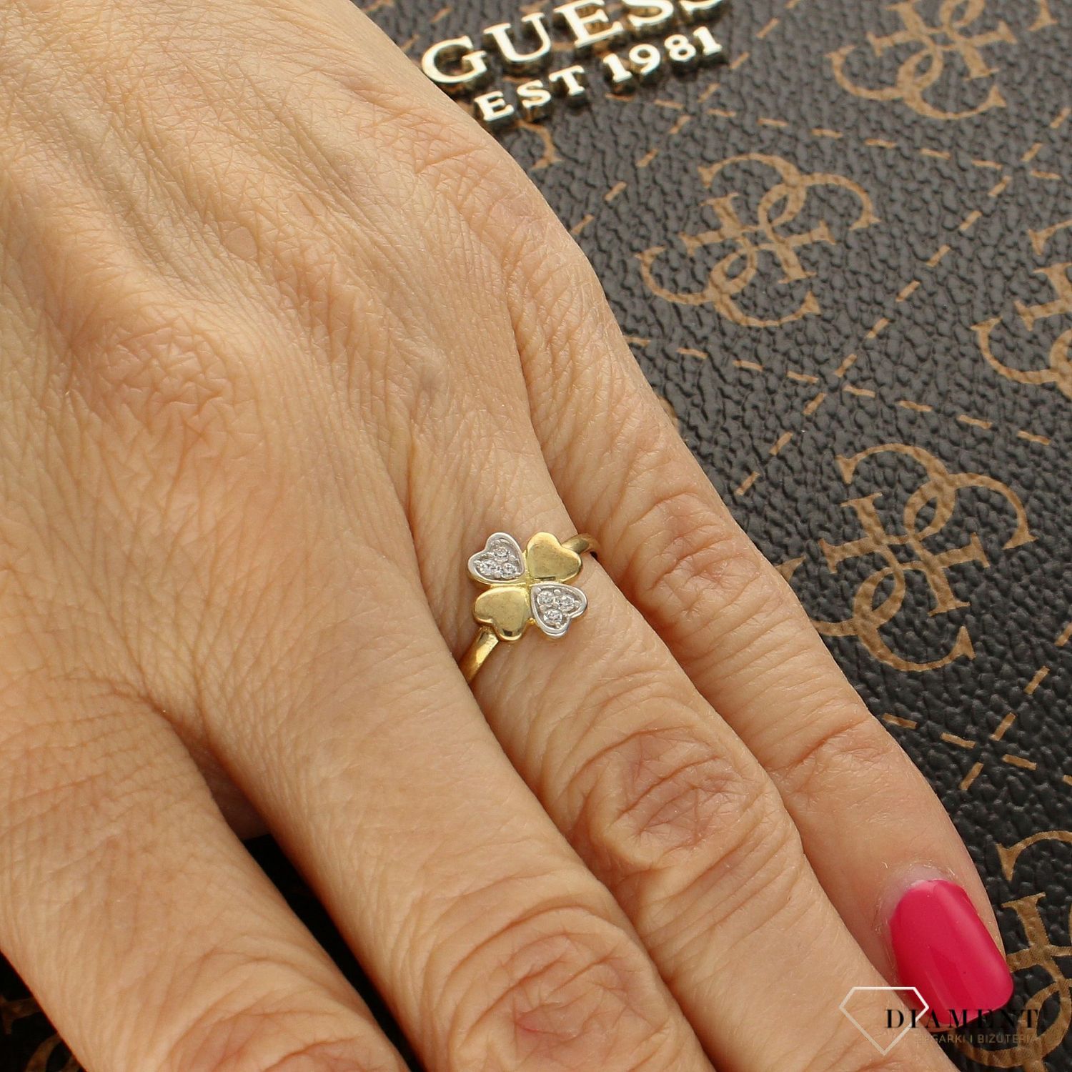 Złoty pierścionek 'Szczęśliwa koniczyna' DIA-PRS-5097-333. Gustowny  pierścionek, który został ozdobiony koniczynką z błyszczącymi cyrkoniami. Złoty pierścionek z symbolem 1.jpg