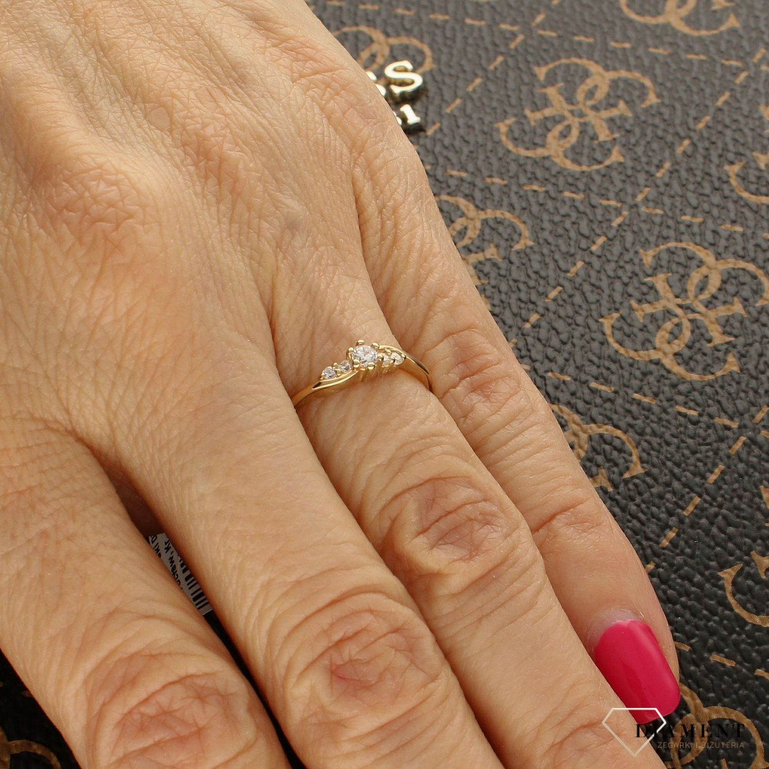 Złoty pierścionek zaręczynowy 'Delikatna elegancja' DIA-PRS-5098-333.jpg