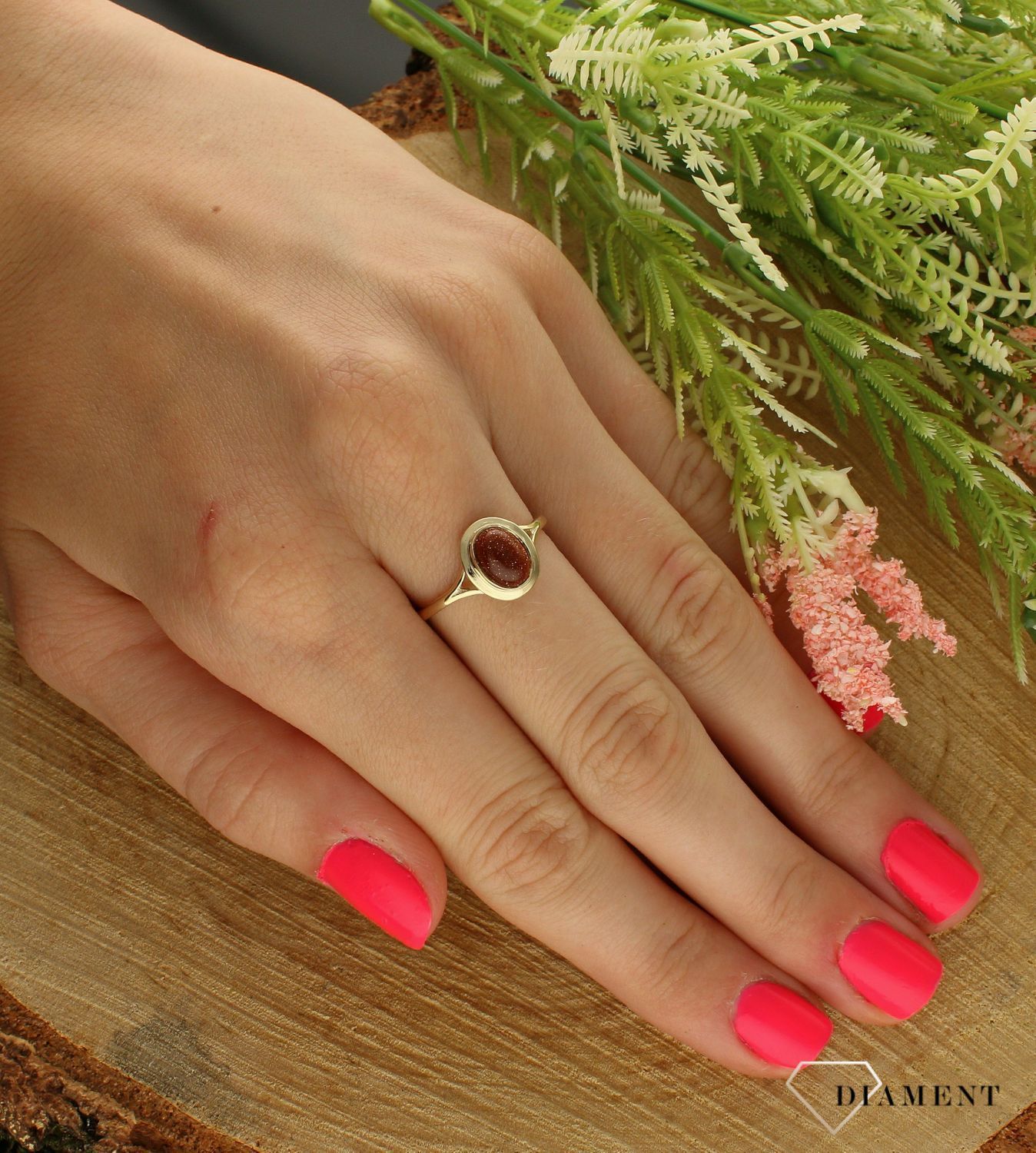 Złoty pierścionek 333 piasek pustyni DIA-PRS-5099-333. Pierścionki Apart. Biżuteria Apart. Elegancki pierścionek, który został ozdobiony oczkiem z piaskiem pustyni. Pierś (2).jpg