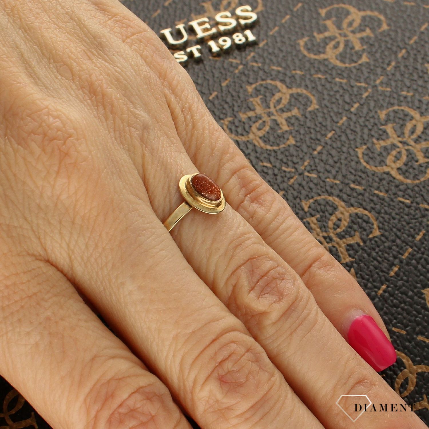 Złoty pierścionek 333 piasek pustyni DIA-PRS-5099-333. Pierścionki Apart. Biżuteria Apart. Elegancki pierścionek, który został ozdobiony oczkiem z piaskiem pustyni. Pierś (2).jpg