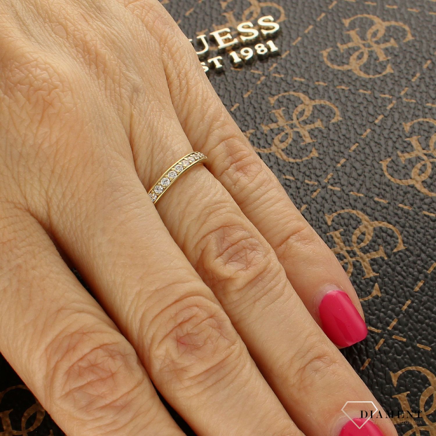 Złoty pierścionek obrączka z cyrkoniami DIA-PRS-5101-333.jpg