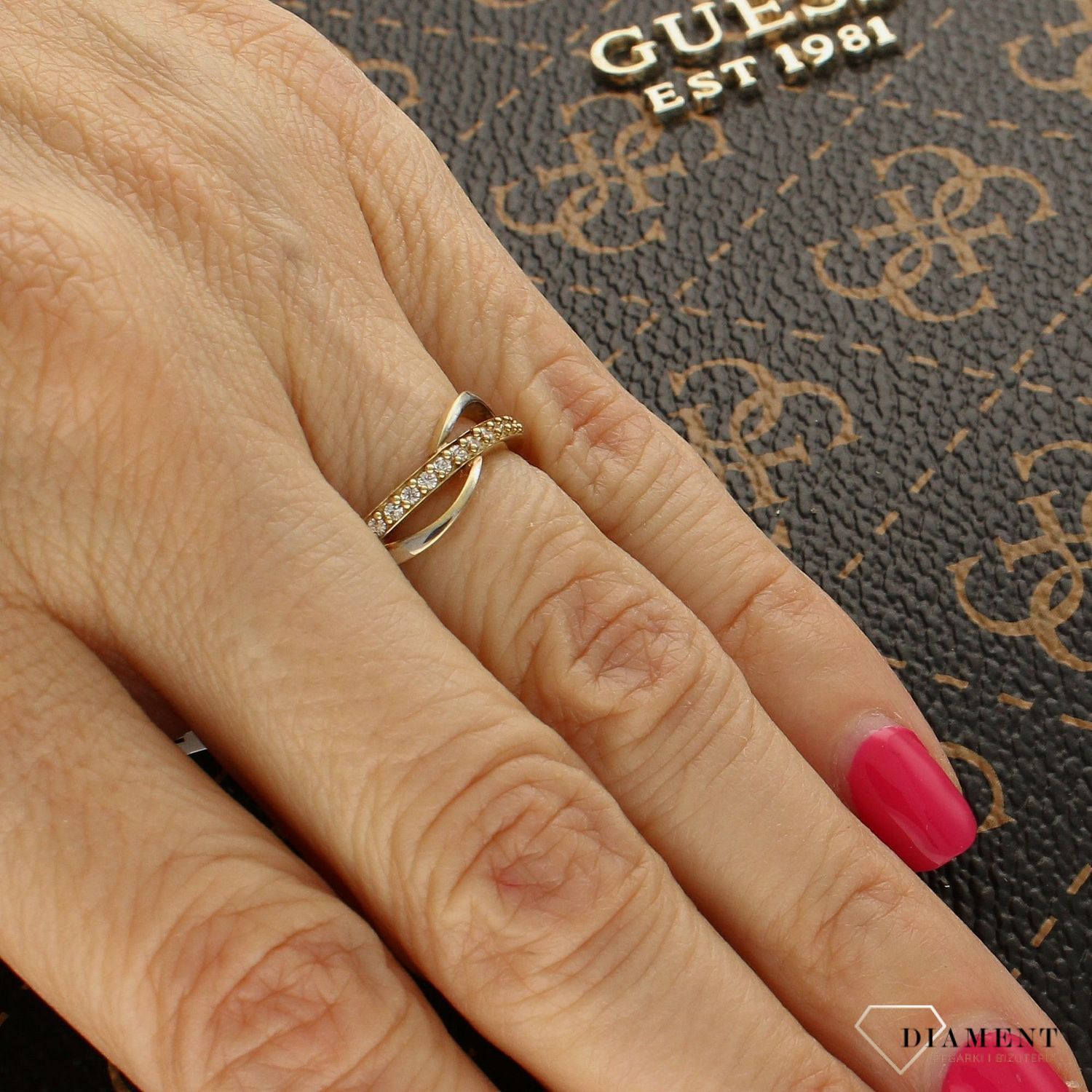 Złoty pierścionek o falistym kształcie DIA-PRS-5104-333.jpg