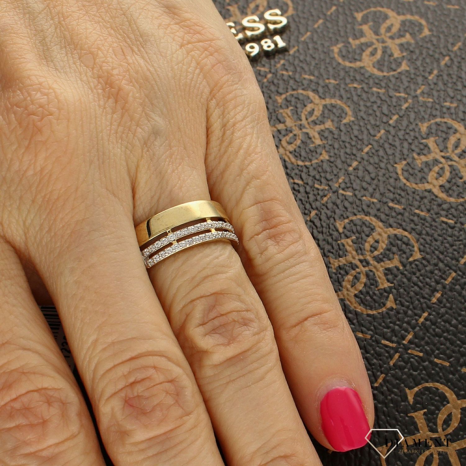 Złoty pierścionek szeroka obrączka z cyrkonią DIA-PRS-5107-333.jpg