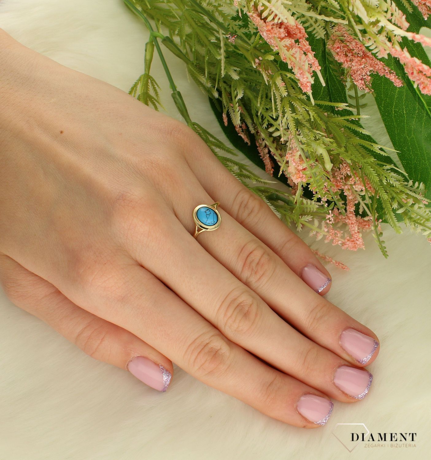 Złoty pierścionek 333 z owalnym turkusem DIA-PRS-5108T-333. Pierścionek został wykonany z najwyższej jakości złota próby 333. Waga pierścionka wynosi około1,79 gram. Pierścionek został ozdobiony turkusowym kamieniem (3).jpg