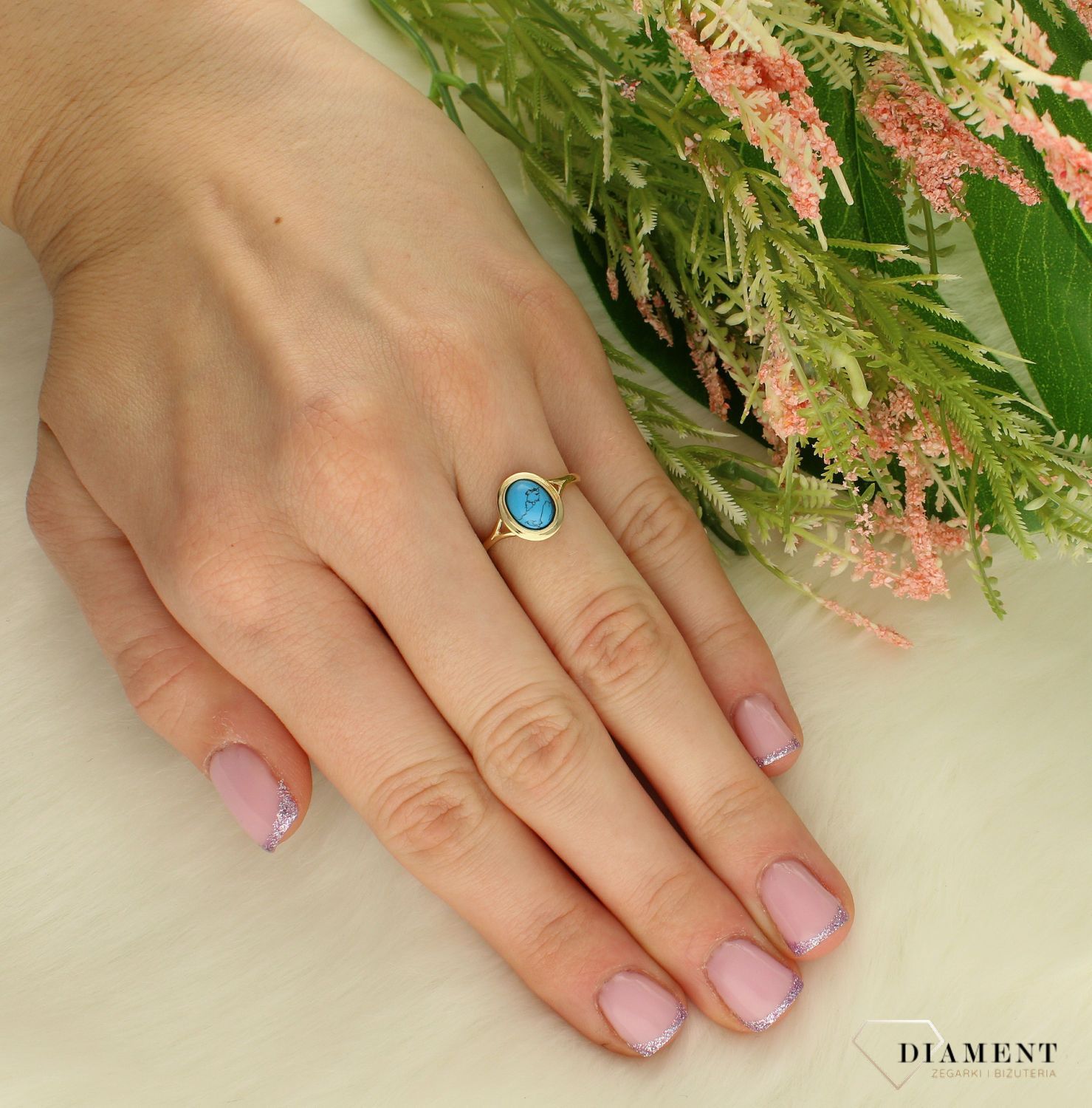 Złoty pierścionek 333 z owalnym turkusem DIA-PRS-5108T-333. Pierścionek został wykonany z najwyższej jakości złota próby 333. Waga pierścionka wynosi około1,79 gram. Pierścionek został ozdobiony turkusowym kamieniem (3).jpg