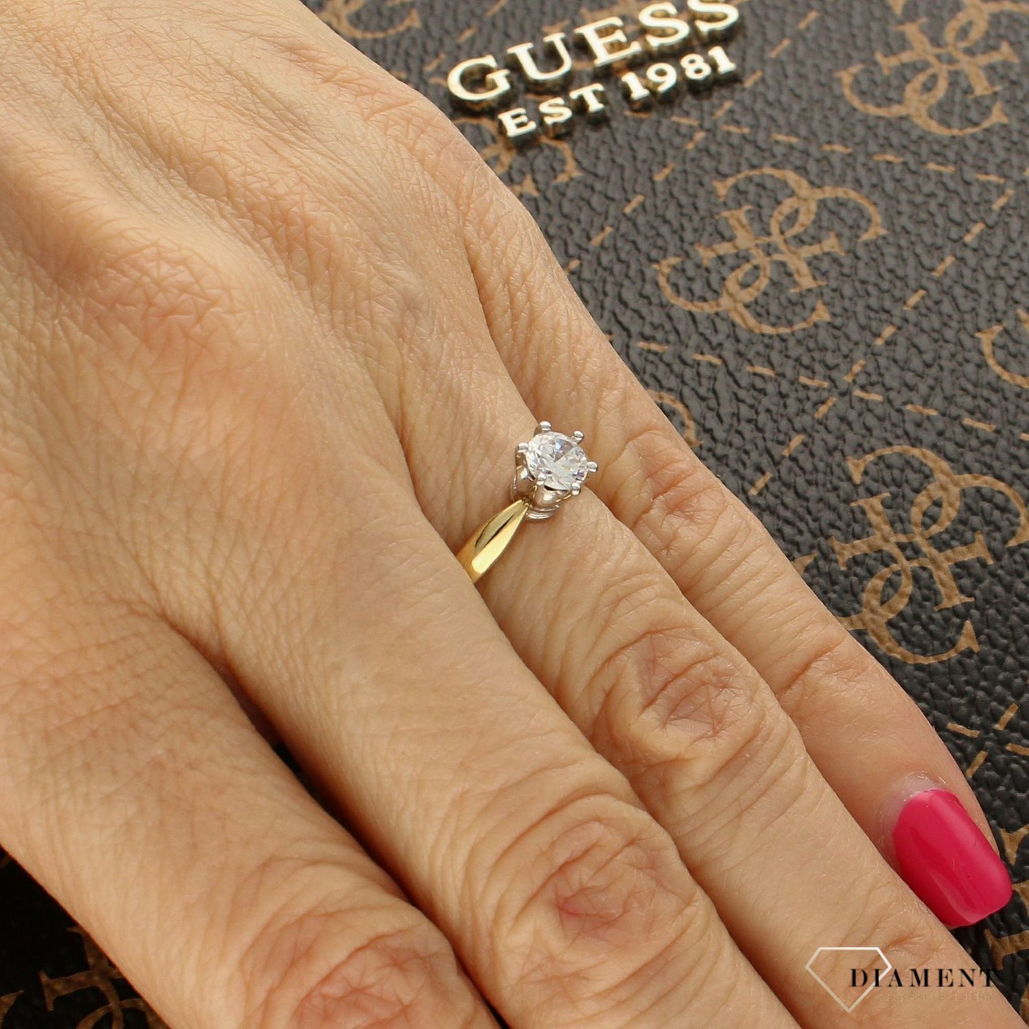 Złoty pierścionek zaręczynowy z cyrkonią DIA-PRS-5109-333.jpg