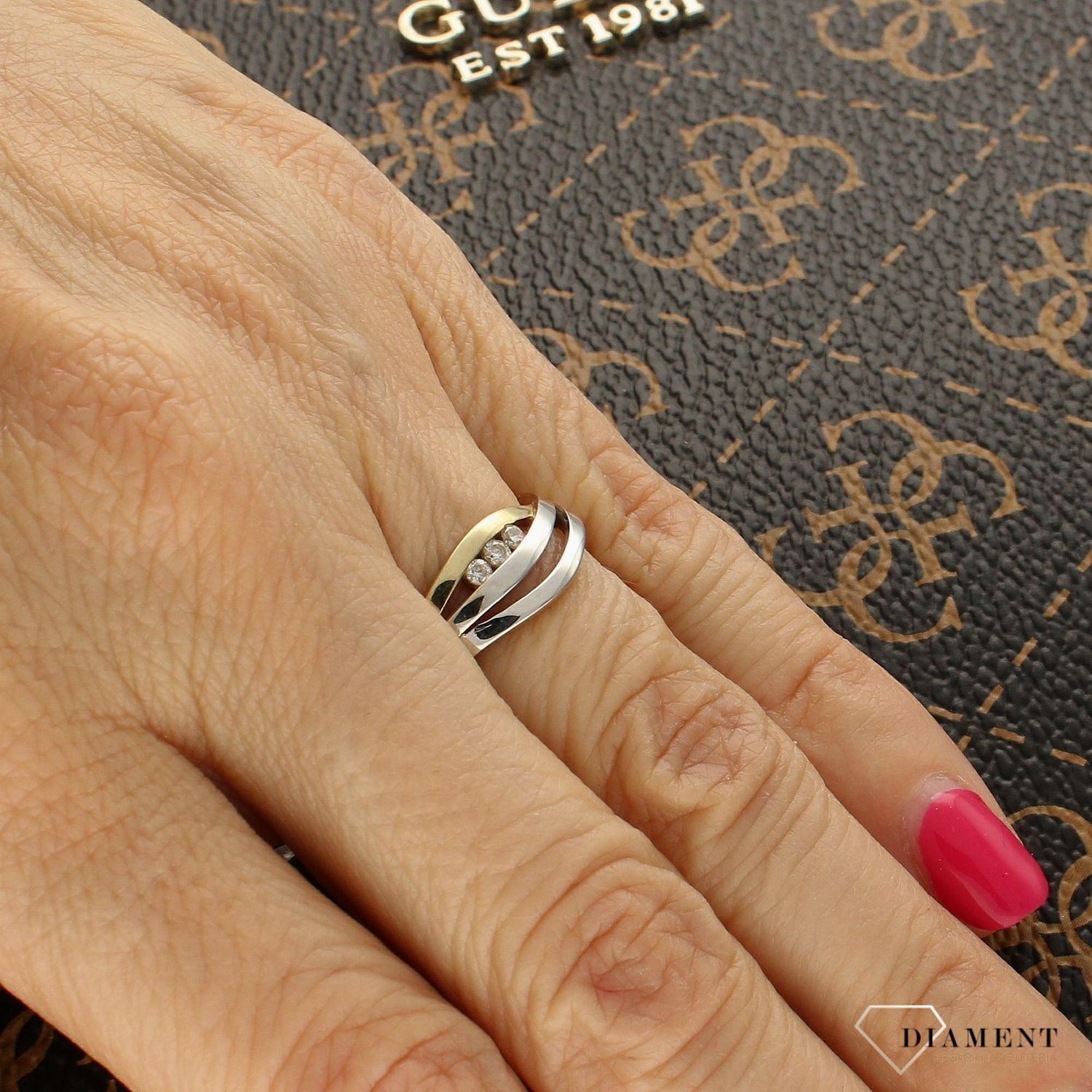 Złoty pierścionek o falistej formie z białym złotem DIA-PRS-5111-333.jpg