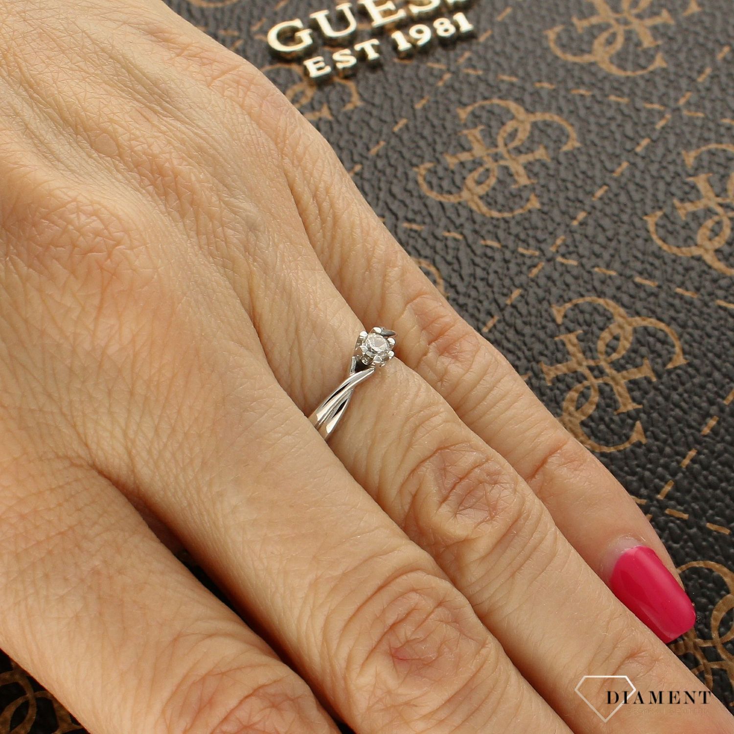 Złoty pierścionek zaręczynowy białe złoto 'Klasyczna elegancja' DIA-PRS-5113-333.jpg