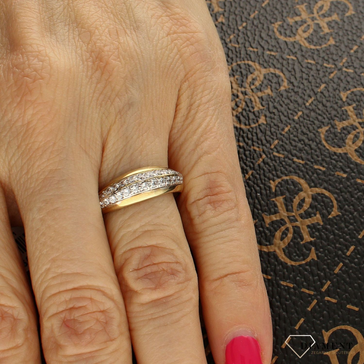 Złoty pierścionek 333 'Błysk cyrkonii' DIA-PRS-5114-333. Złoto próba 333. Złote pierścionki Apart. Biżuteria Apart. Złoty pierścionek w klasycznej odsłonie świetnie się sprawdzi na prezent z oka.jpg