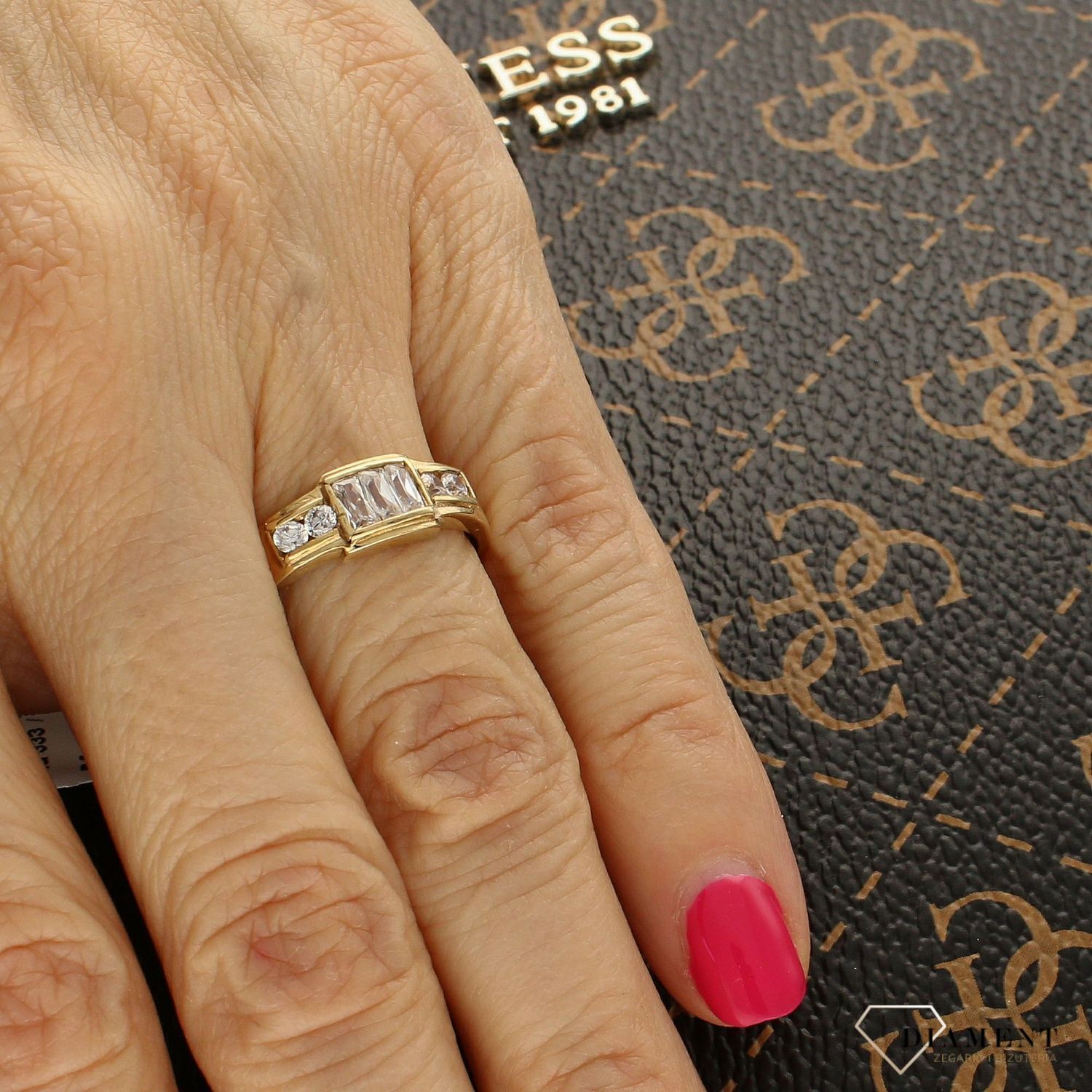 Złoty pierścionek 333 zaręczynowy 'Eleganckie cyrkonie' rozmiar 111.jpg