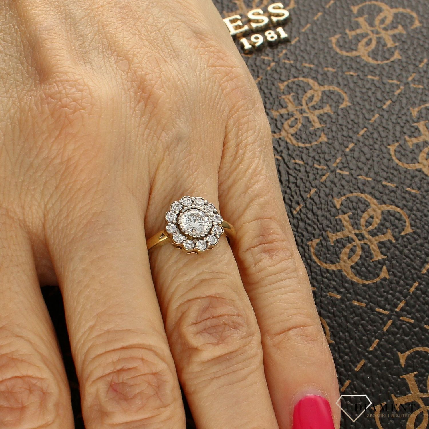 Złoty pierścionek 333 'Oszałamiający kwiat' DIA-PRS-5116-333. Złoty pierścionek w przepięknej odsłonie świetnie się sprawdzi na prezent z okazji urodzin1.jpg