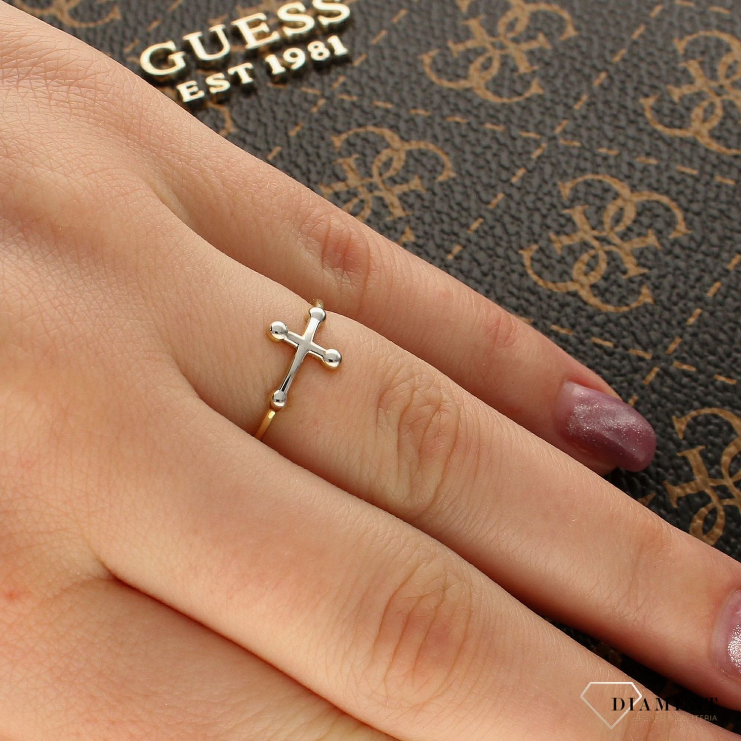 zloty-pierscionek-333-z-krzyzem-Damski-💛 Klasyczny i symboliczny – delikatny złoty pierścionek ozdobiony krzyżem to ponadczasowy symbol wiary i stylu..jpg