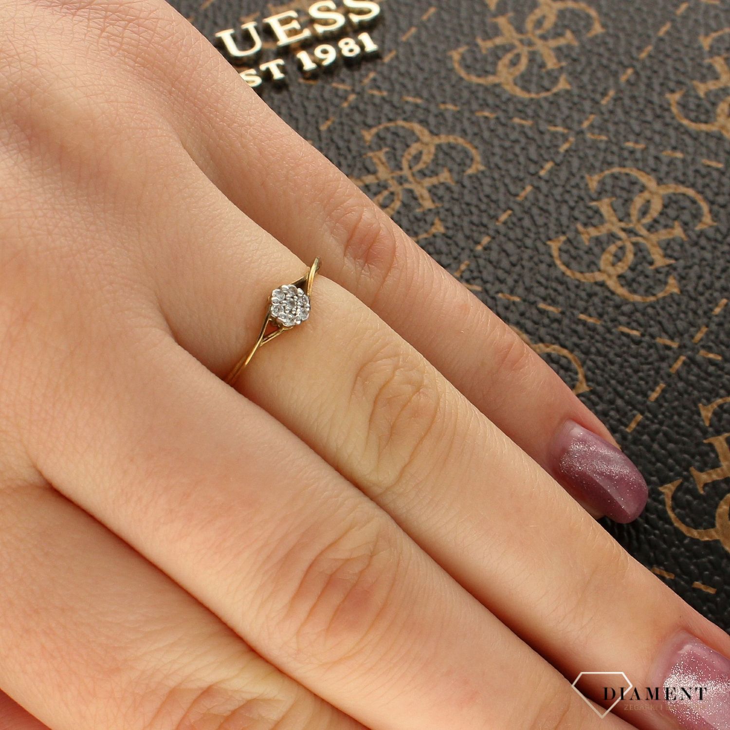 Złoty pierścionek drobne cyrkonie DIA-PRS-5122-333.jpg