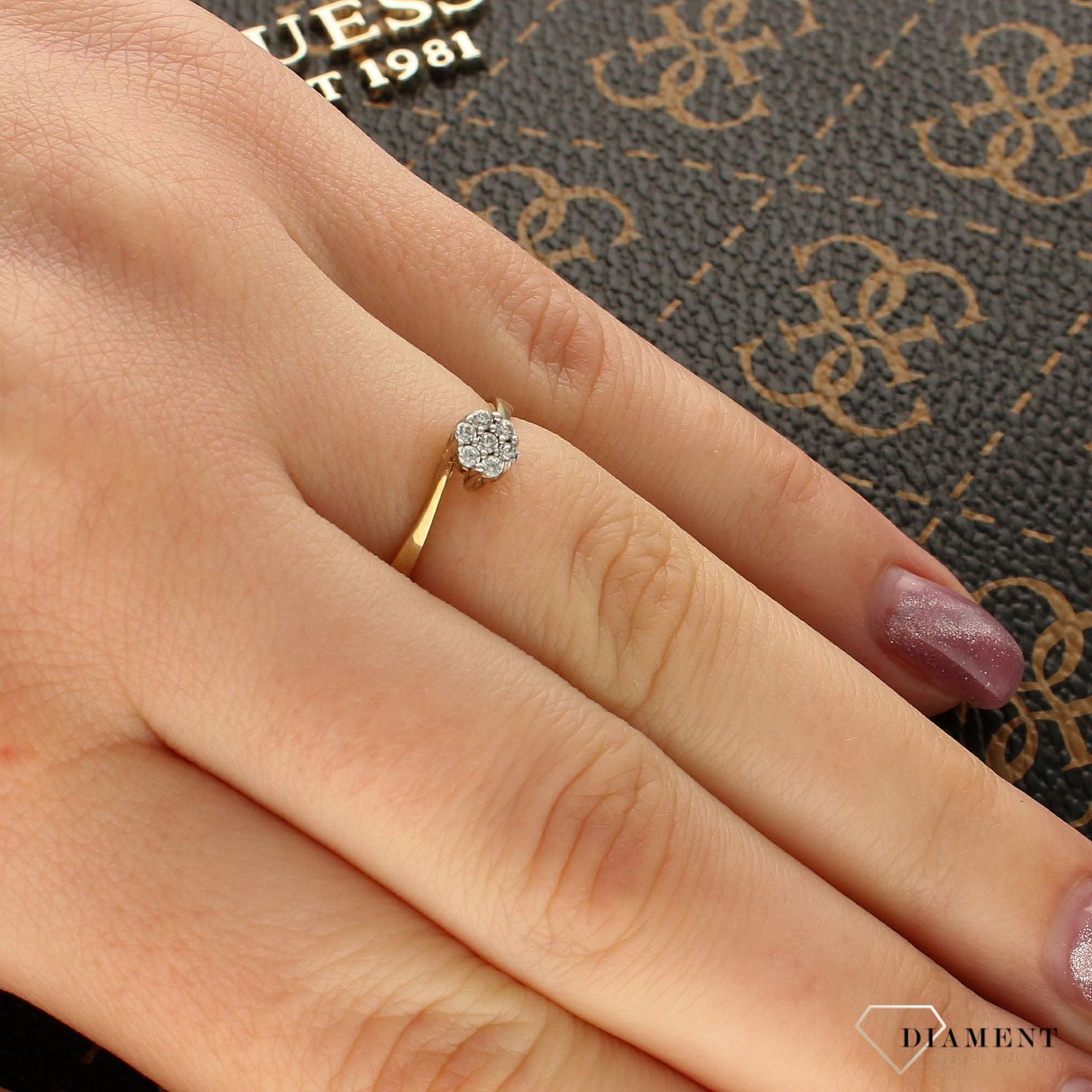 Złoty pierścionek zaręczynowy z cyrkonią DIA-PRS-5123-333. Złote pierścionki Apart. Biżuteria Apart.  Złoty pierścionek w klasycznej odsłonie świetnie się sprawdzi na prezent z okazji urodzin, 1.jpg