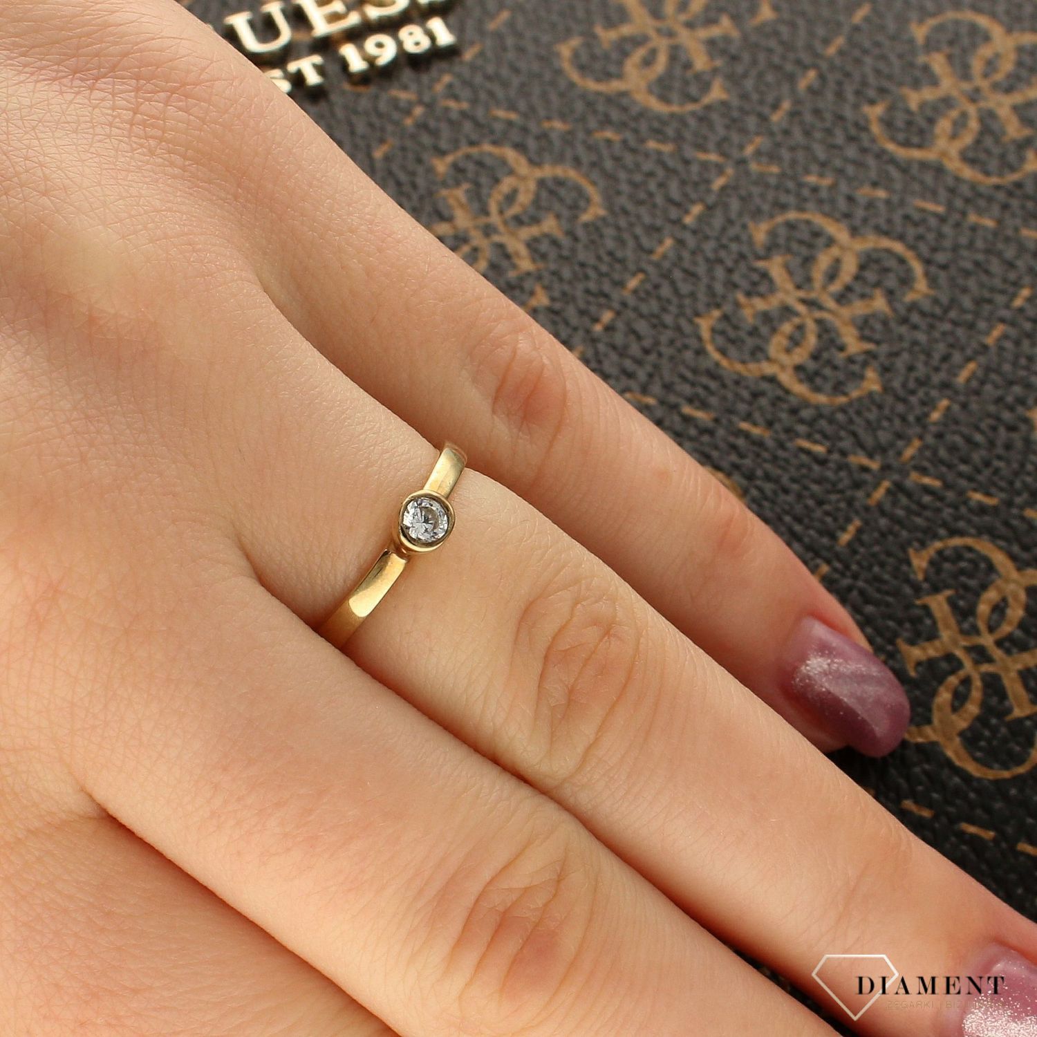 Złoty pierścionek damski zaręczynowy z cyrkonią złoto 333 DIA-PRS-5126-333. Złoty pierścionek świetnie się sprawdzi na prezent z okazji urodzin, imienin czy rocznicy ślubu. 1.jpg
