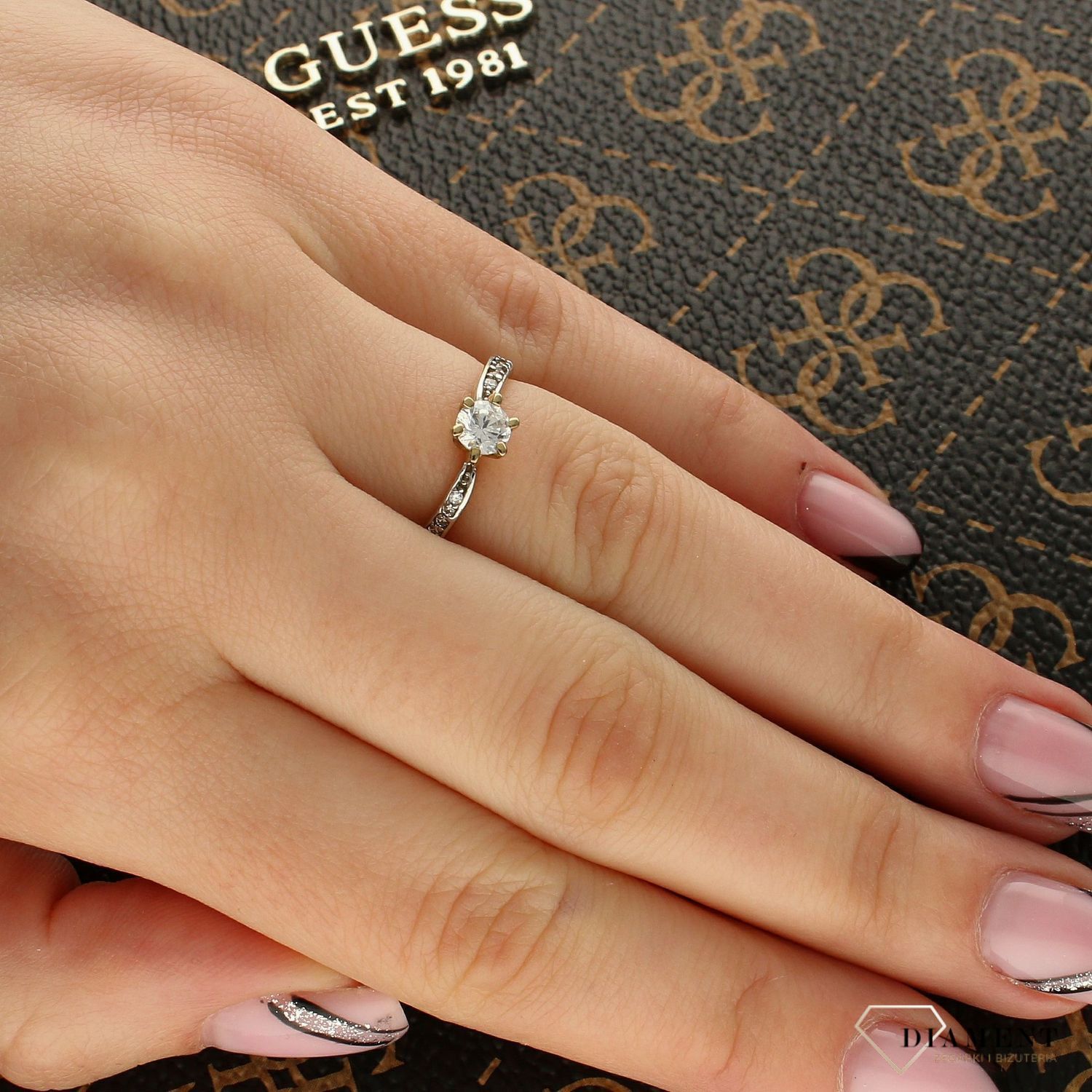 Złoty pierścionek zaręczynowy z cyrkonią DIA-PRS-5128-333.jpg