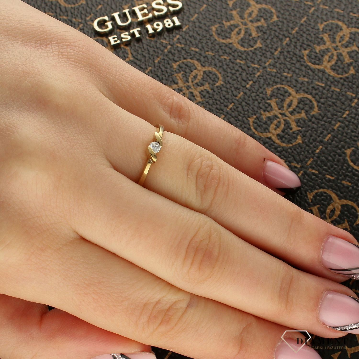 Złoty pierścionek zaręczynowy z cyrkonią DIA-PRS-5130-333 (1).jpg