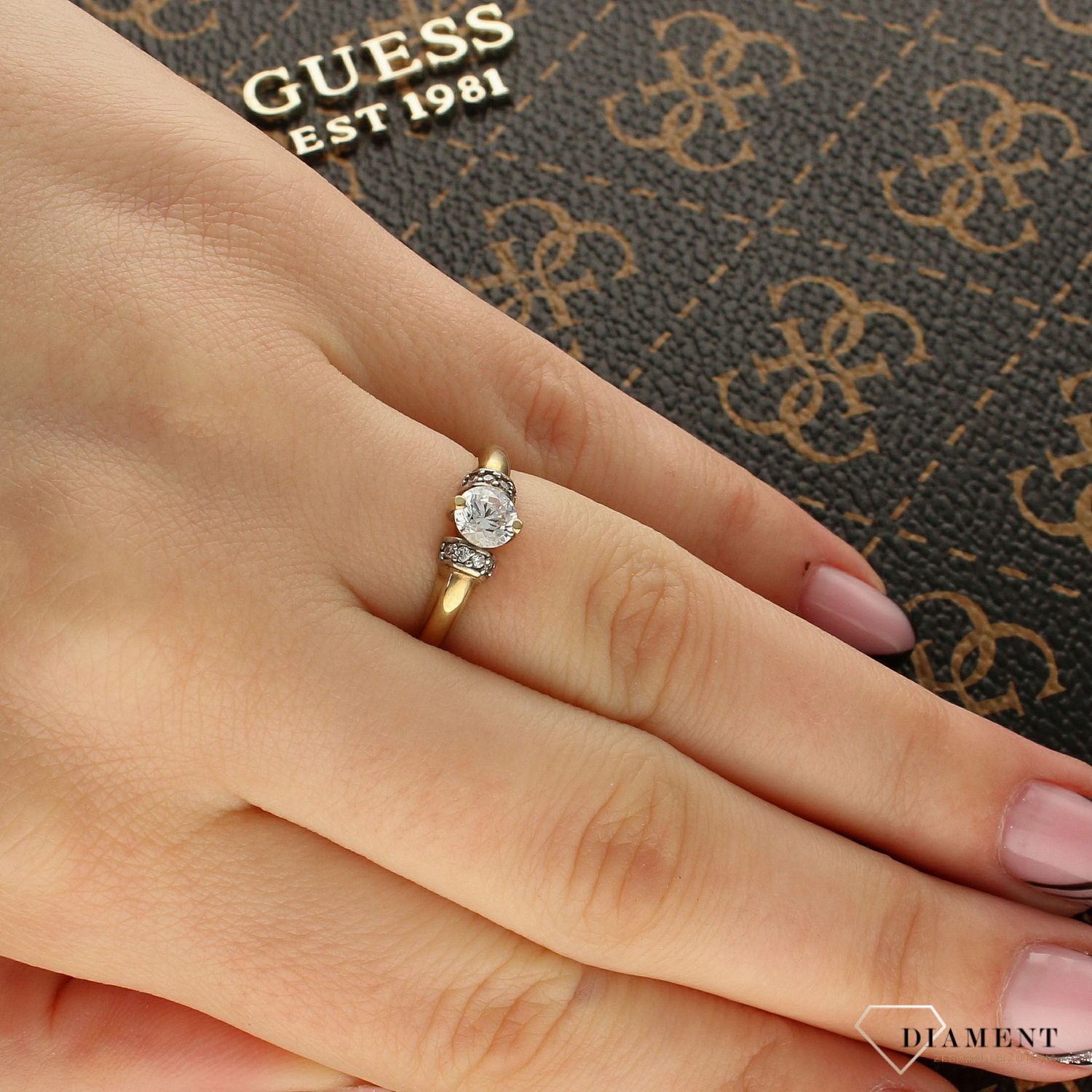 Złoty pierścionek duża cyrkonia DIA-PRS-5131-333.  Złoty pierścionek w klasycznej odsłonie świetnie się sprawdzi na prezent z okazji urodzin, imienin czy rocznicy ślubu.1.jpg