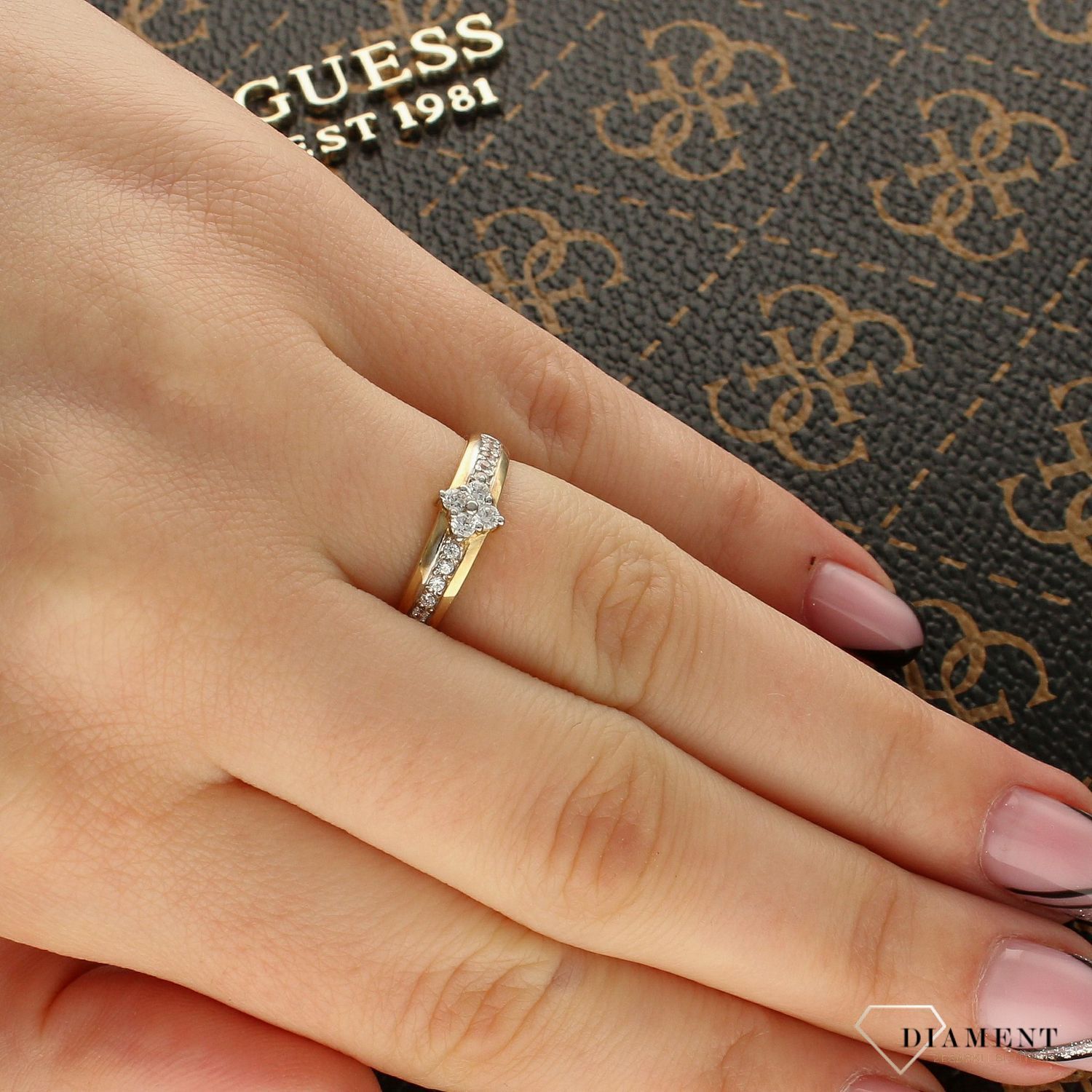 Złoty pierścionek 'Błyszczący romb' DIA-PRS-5132-375.  Złoty pierścionek w nietypowej odsłonie świetnie się sprawdzi na prezent z okazji urodzin, imienin 1.jpg